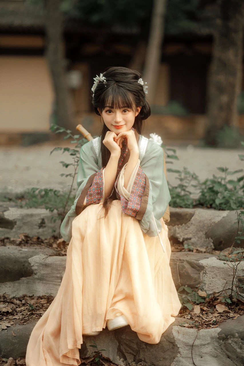 汉服写真 | 古院新妆:浅绿橘裙庭院少女的清新时光 - 第1张 - 汉服颂 汉服写真 | 古院新妆:浅绿橘裙庭院少女的清新时光 - 第1张