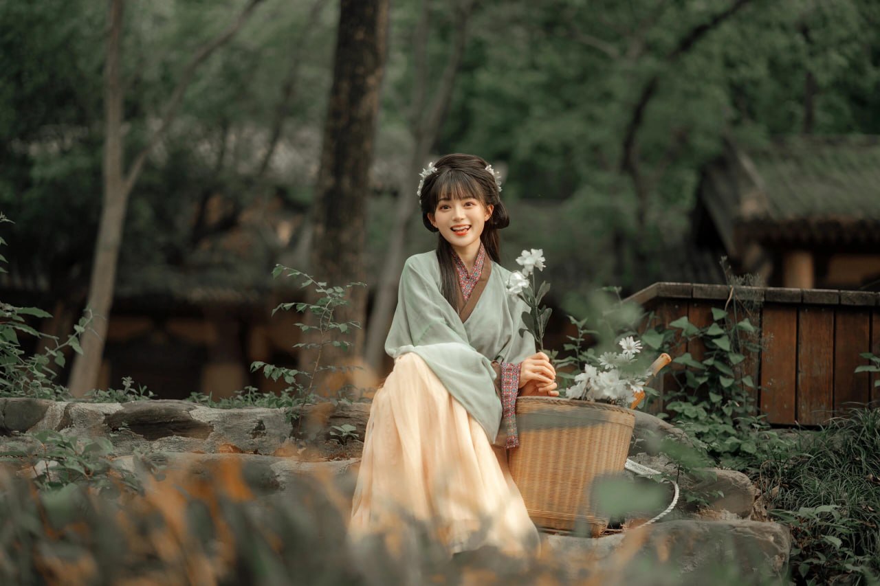 汉服写真 | 古院新妆:浅绿橘裙庭院少女的清新时光 - 第2张 - 汉服颂 汉服写真 | 古院新妆:浅绿橘裙庭院少女的清新时光 - 第2张
