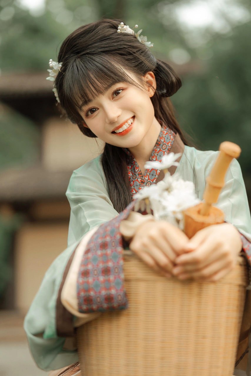 汉服写真 | 古院新妆:浅绿橘裙庭院少女的清新时光 - 第3张 - 汉服颂 汉服写真 | 古院新妆:浅绿橘裙庭院少女的清新时光 - 第3张