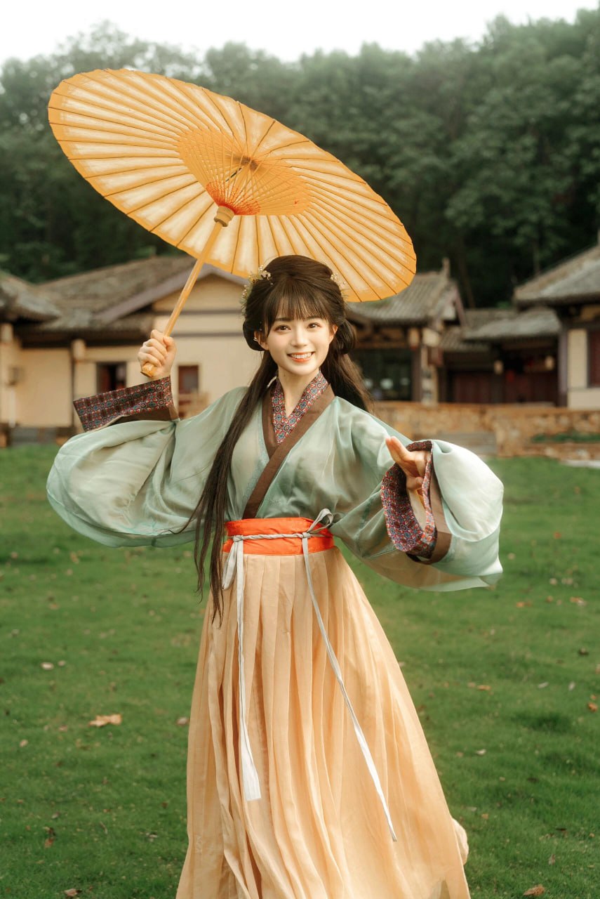 汉服写真 | 古院新妆:浅绿橘裙庭院少女的清新时光 - 第4张 - 汉服颂 汉服写真 | 古院新妆:浅绿橘裙庭院少女的清新时光 - 第4张