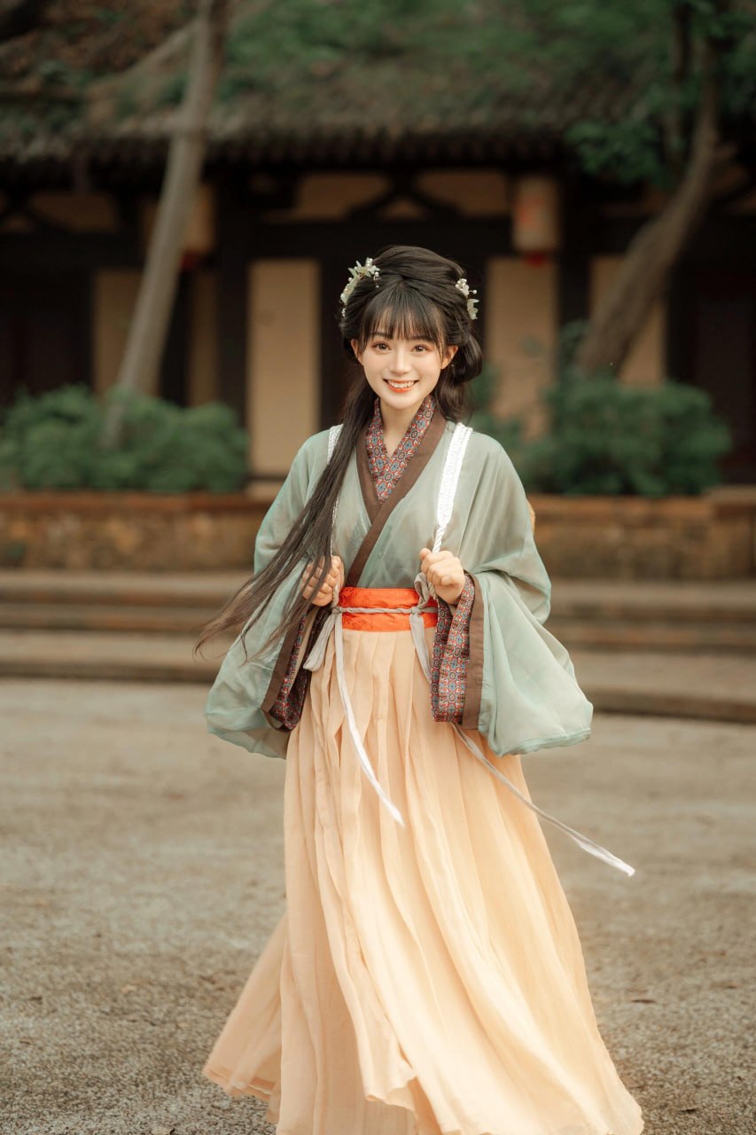 汉服写真 | 古院新妆:浅绿橘裙庭院少女的清新时光 - 第5张 - 汉服颂 汉服写真 | 古院新妆:浅绿橘裙庭院少女的清新时光 - 第5张