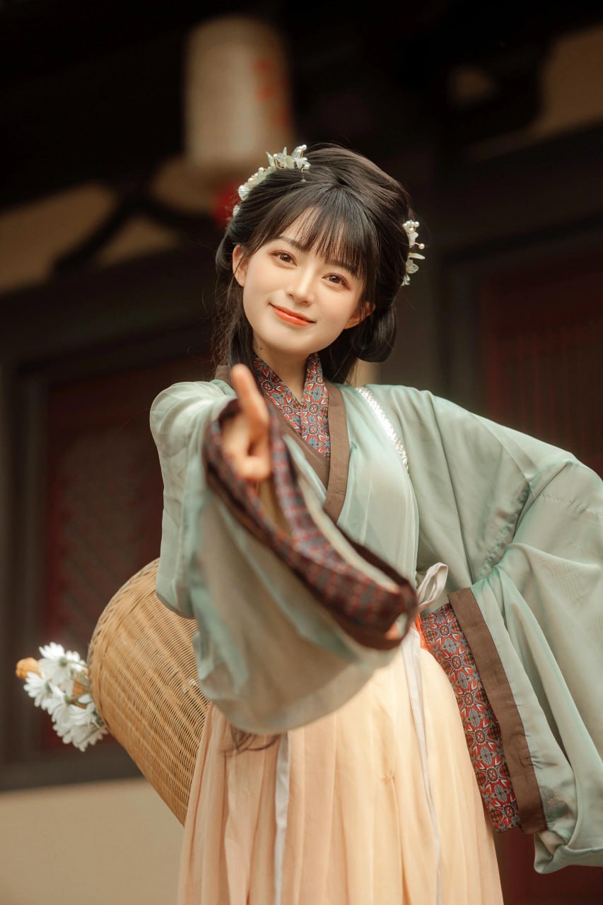 汉服写真 | 古院新妆:浅绿橘裙庭院少女的清新时光 - 第6张 - 汉服颂 汉服写真 | 古院新妆:浅绿橘裙庭院少女的清新时光 - 第6张