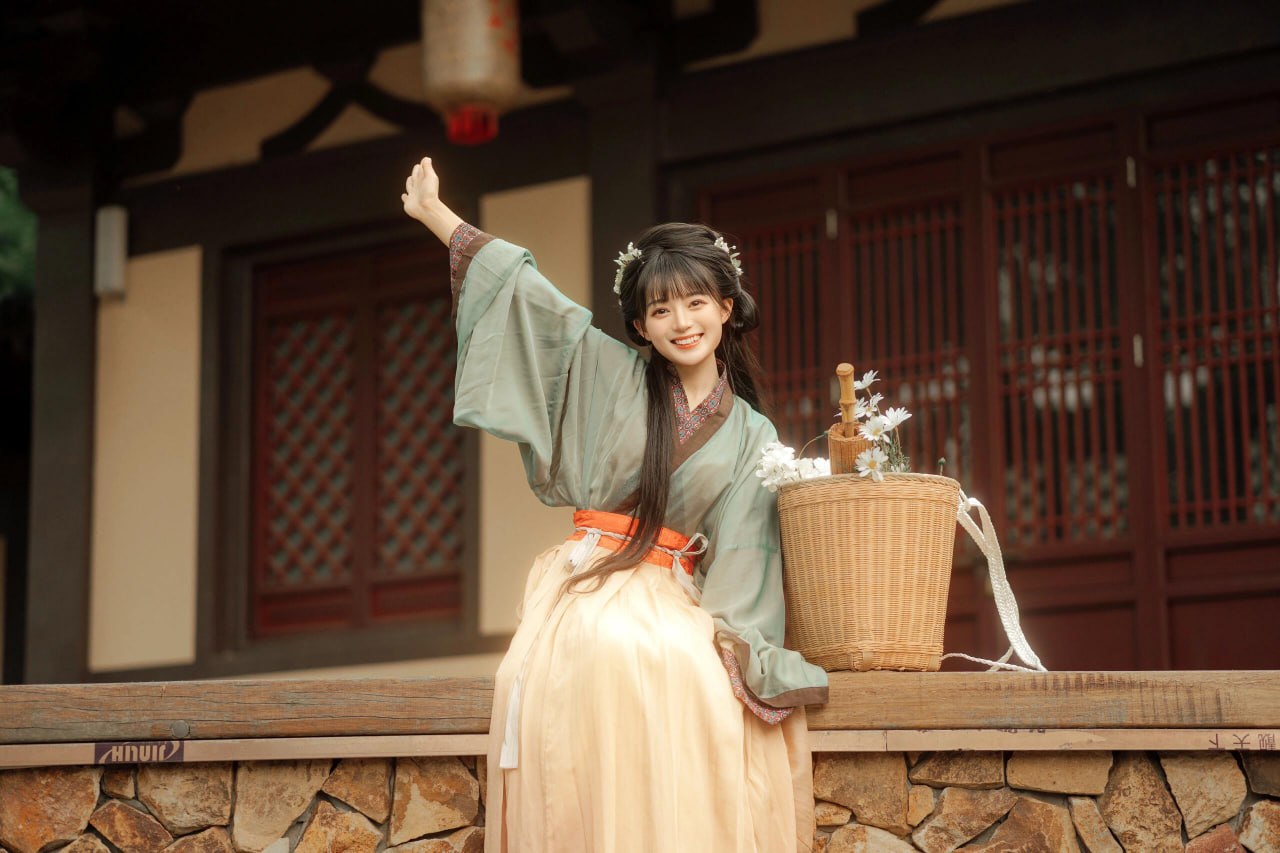 汉服写真 | 古院新妆:浅绿橘裙庭院少女的清新时光 - 第7张 - 汉服颂 汉服写真 | 古院新妆:浅绿橘裙庭院少女的清新时光 - 第7张