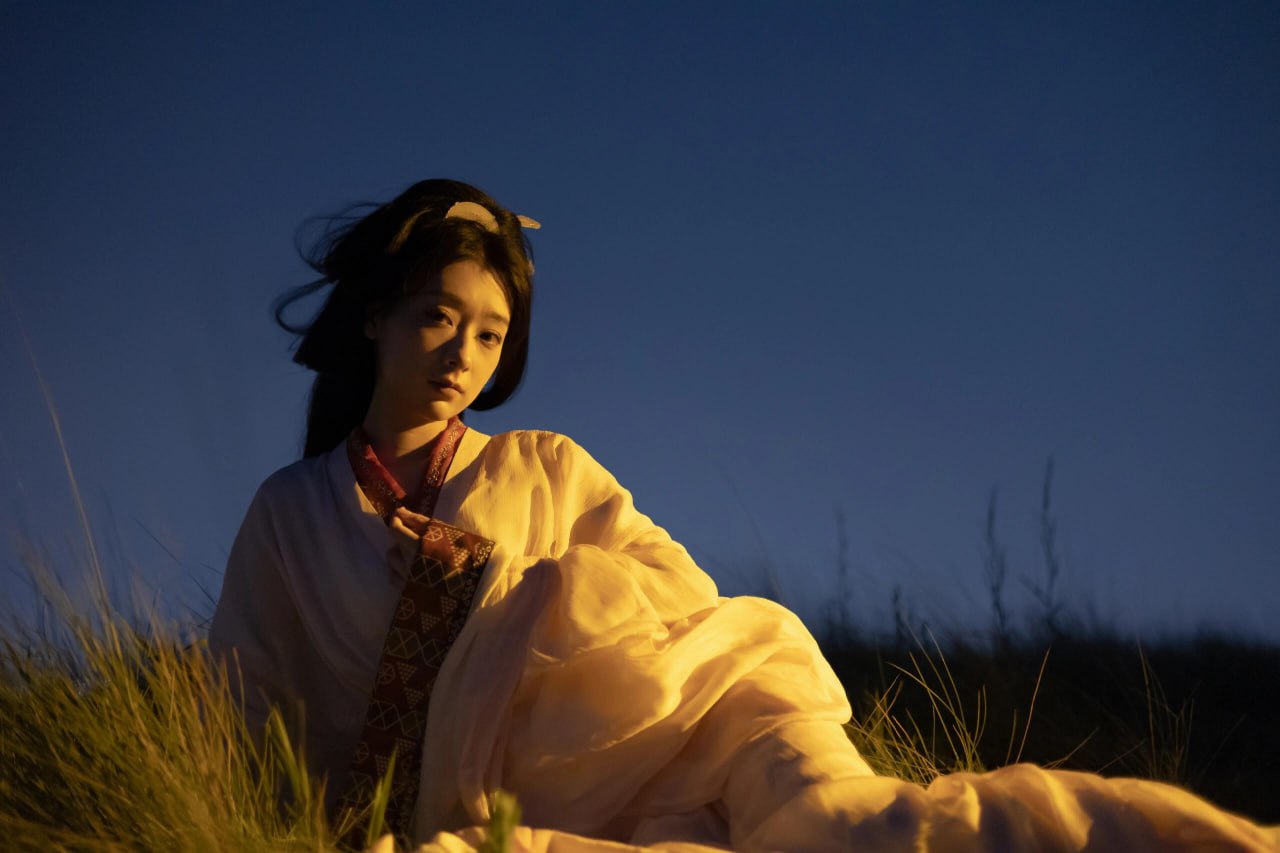 战国袍写真 | 暮色:黄昏草地篝火夜景的穿越时光 - 第1张 - 汉服颂 战国袍写真 | 暮色:黄昏草地篝火夜景的穿越时光 - 第1张