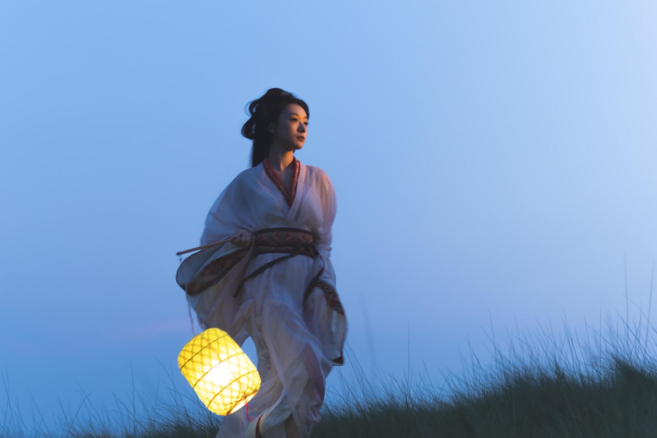 战国袍写真 | 暮色:黄昏草地篝火夜景的穿越时光 - 第3张 - 汉服颂 战国袍写真 | 暮色:黄昏草地篝火夜景的穿越时光 - 第3张