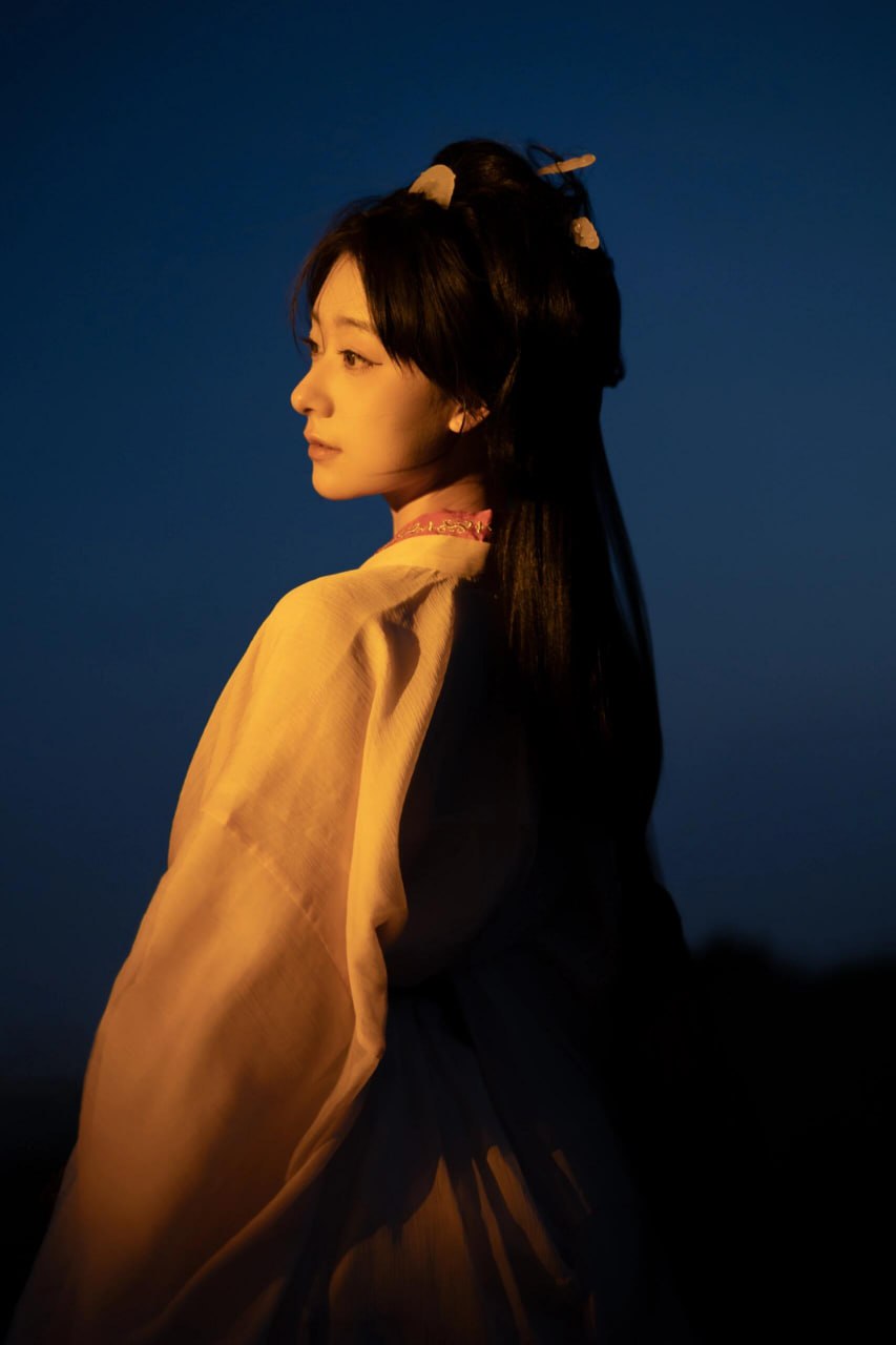 战国袍写真 | 暮色:黄昏草地篝火夜景的穿越时光 - 第4张 - 汉服颂 战国袍写真 | 暮色:黄昏草地篝火夜景的穿越时光 - 第4张