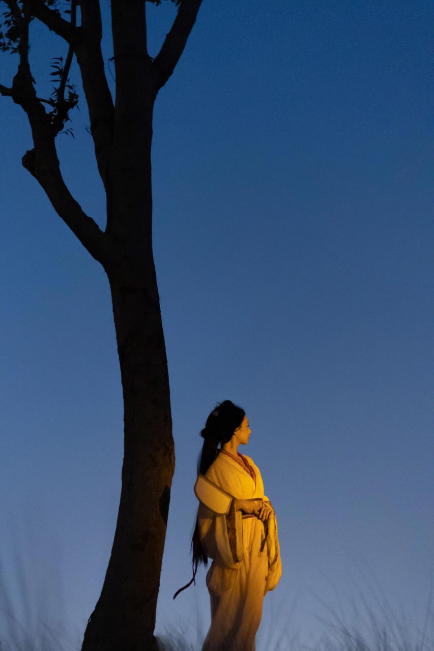 战国袍写真 | 暮色:黄昏草地篝火夜景的穿越时光 - 第11张 - 汉服颂 战国袍写真 | 暮色:黄昏草地篝火夜景的穿越时光 - 第11张