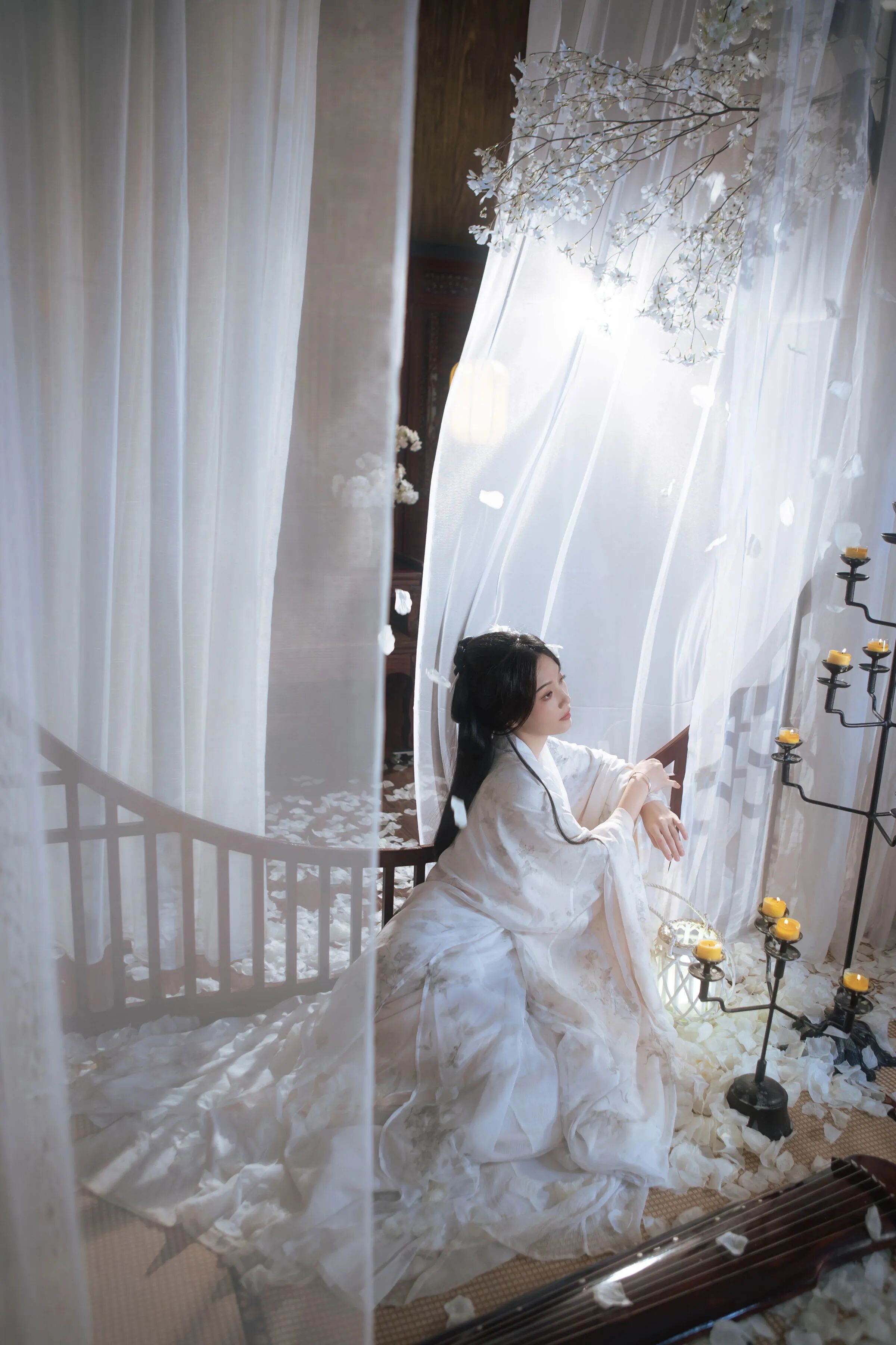 室内纱幔古琴汉服写真教程:白色大袖配花瓣烛台,4个姿态拍出清冷仙气感 - 第1张 - 汉服颂 室内纱幔古琴汉服写真教程:白色大袖配花瓣烛台,4个姿态拍出清冷仙气感 - 第1张