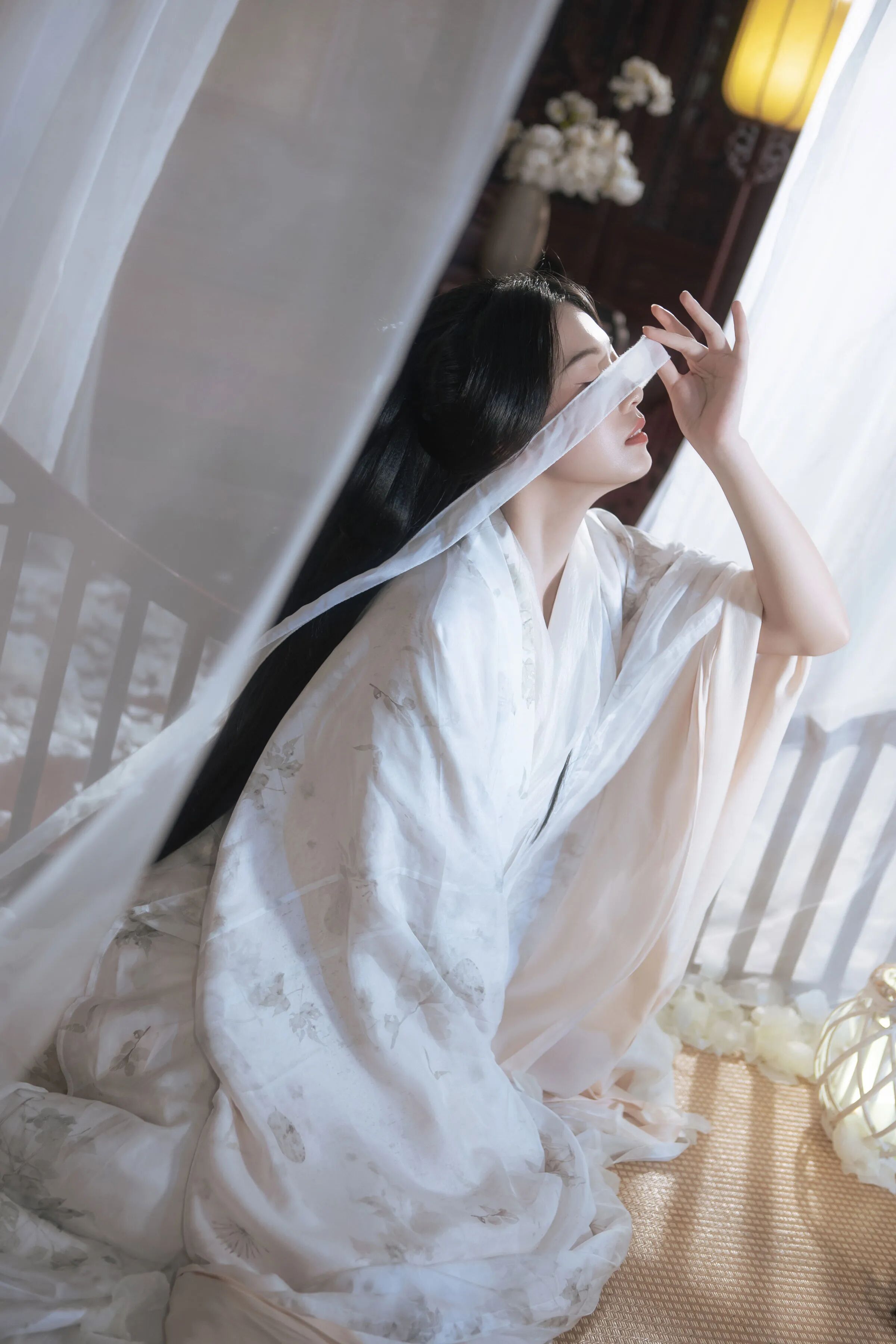室内纱幔古琴汉服写真教程:白色大袖配花瓣烛台,4个姿态拍出清冷仙气感 - 第3张 - 汉服颂 室内纱幔古琴汉服写真教程:白色大袖配花瓣烛台,4个姿态拍出清冷仙气感 - 第3张
