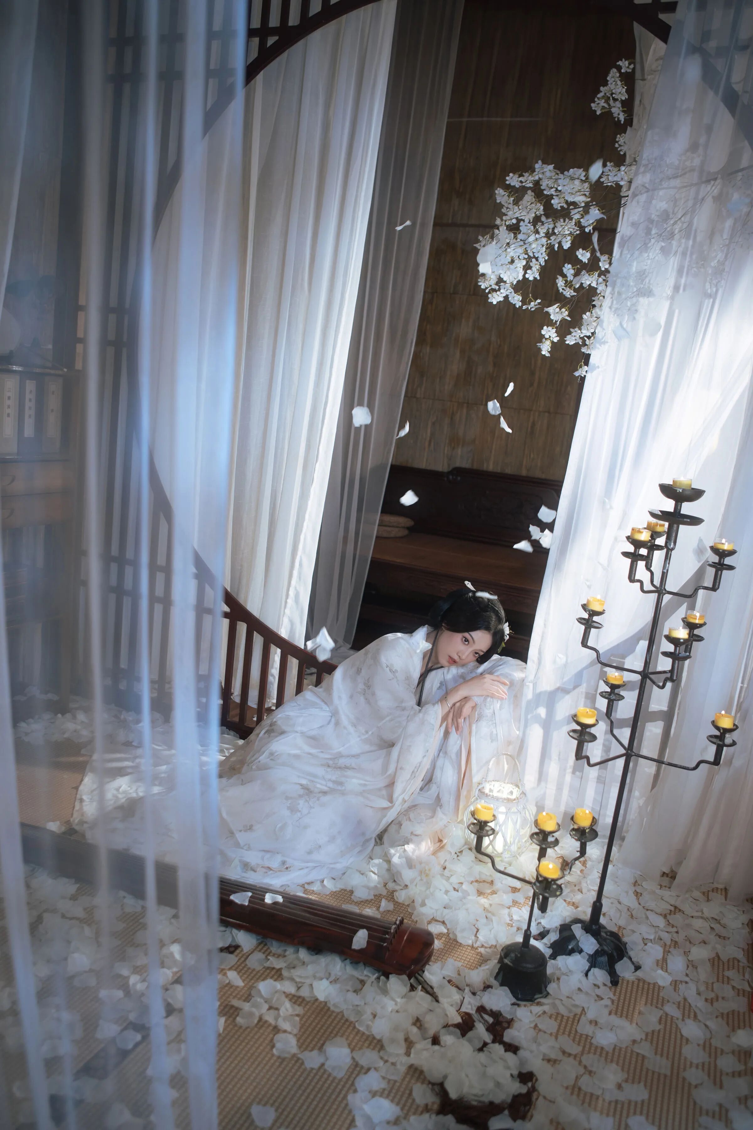室内纱幔古琴汉服写真教程:白色大袖配花瓣烛台,4个姿态拍出清冷仙气感 - 第4张 - 汉服颂 室内纱幔古琴汉服写真教程:白色大袖配花瓣烛台,4个姿态拍出清冷仙气感 - 第4张
