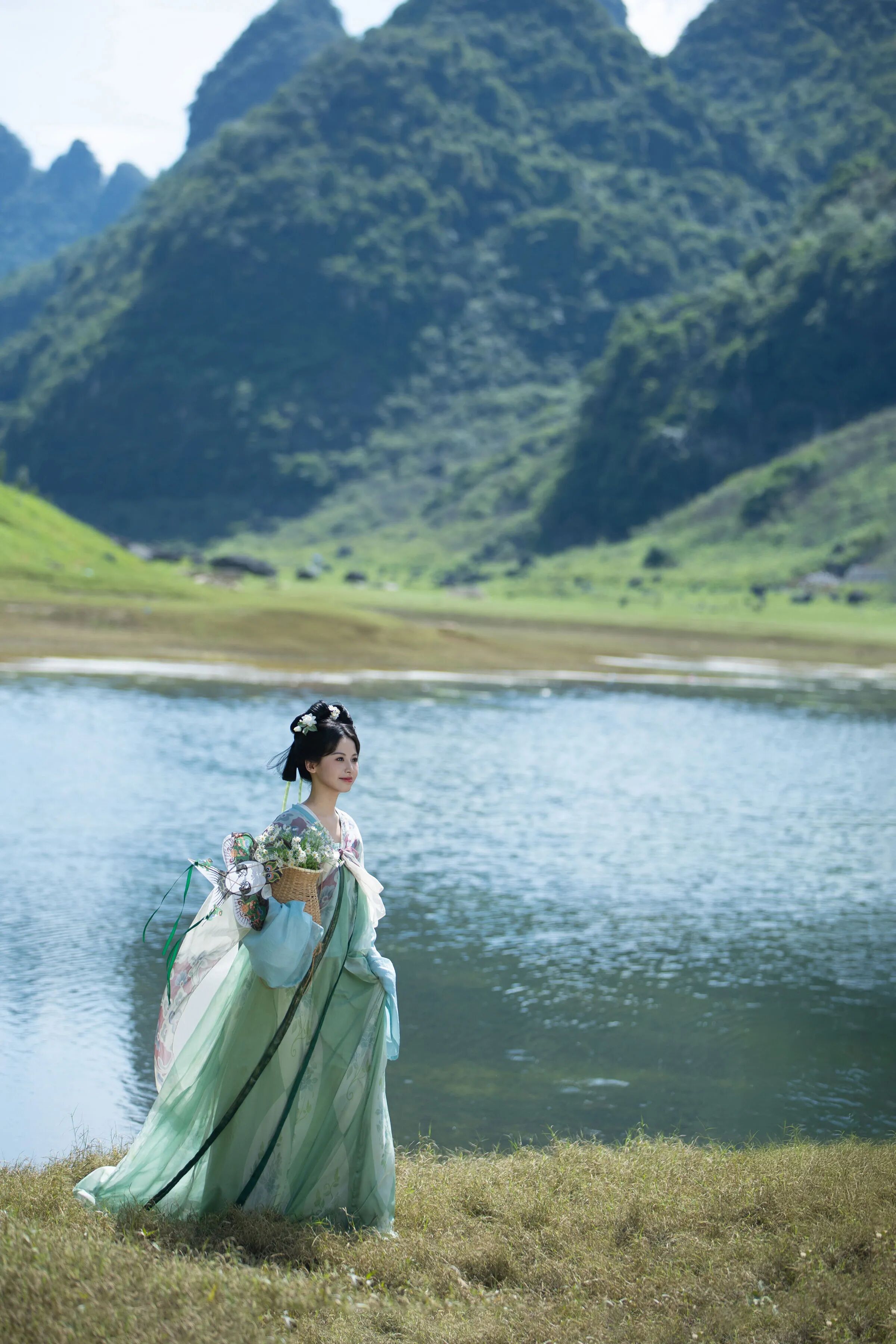 湖畔纸鸢｜浅蓝绿汉服拍出清冷温柔古风 - 第1张