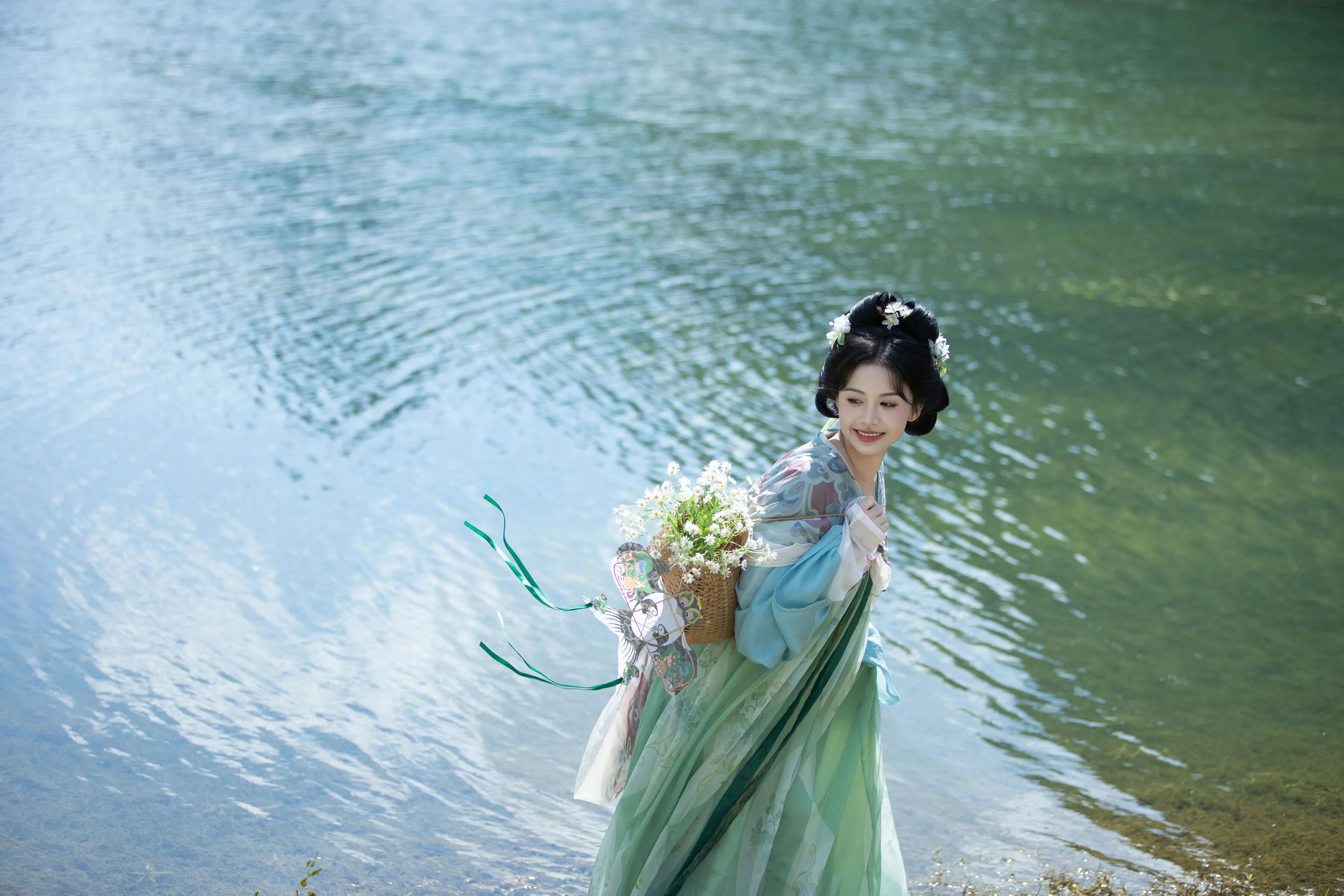 湖畔纸鸢｜浅蓝绿汉服拍出清冷温柔古风 - 第4张
