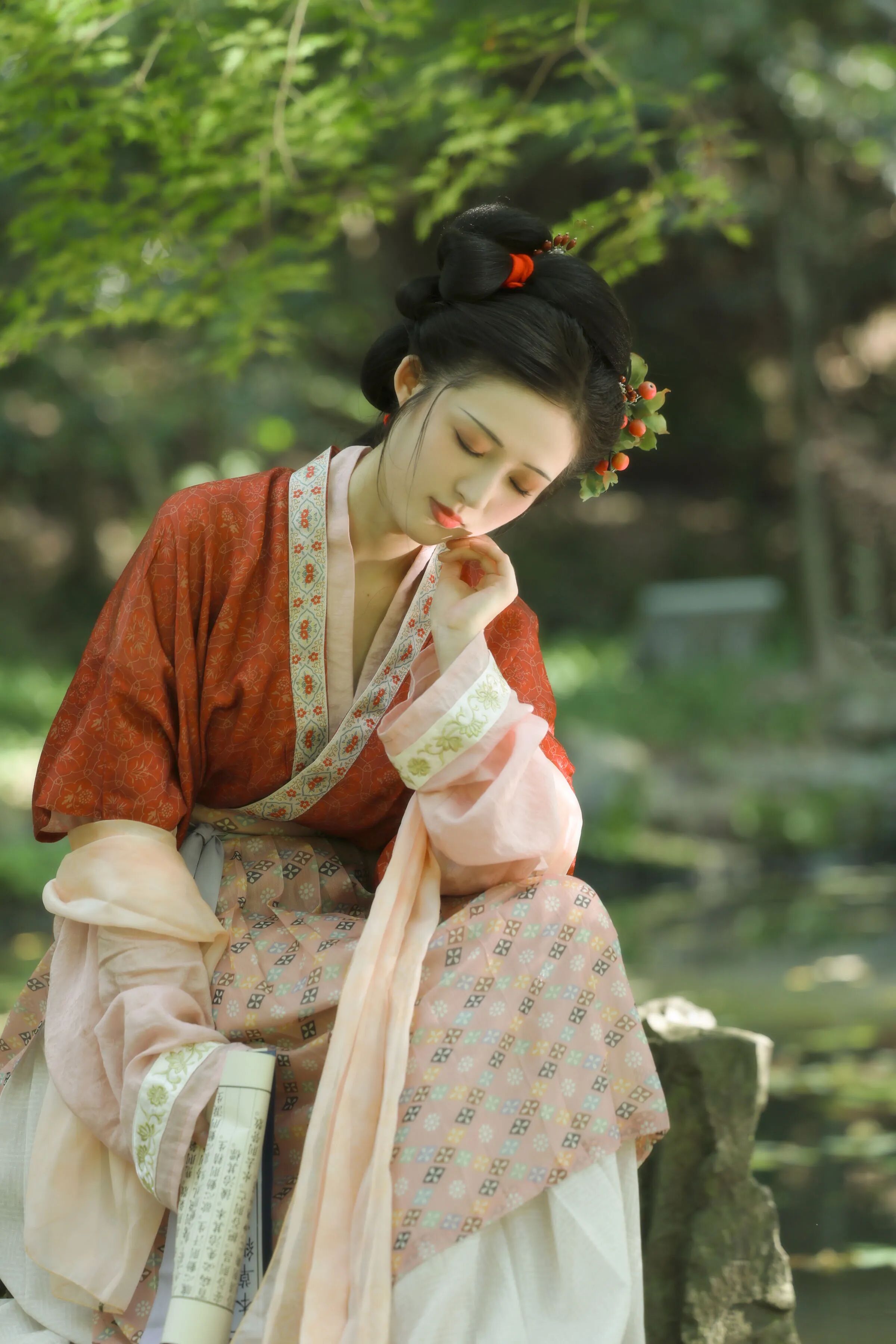 园林水边｜橙红汉服书卷拍出古典东方韵味 - 第3张