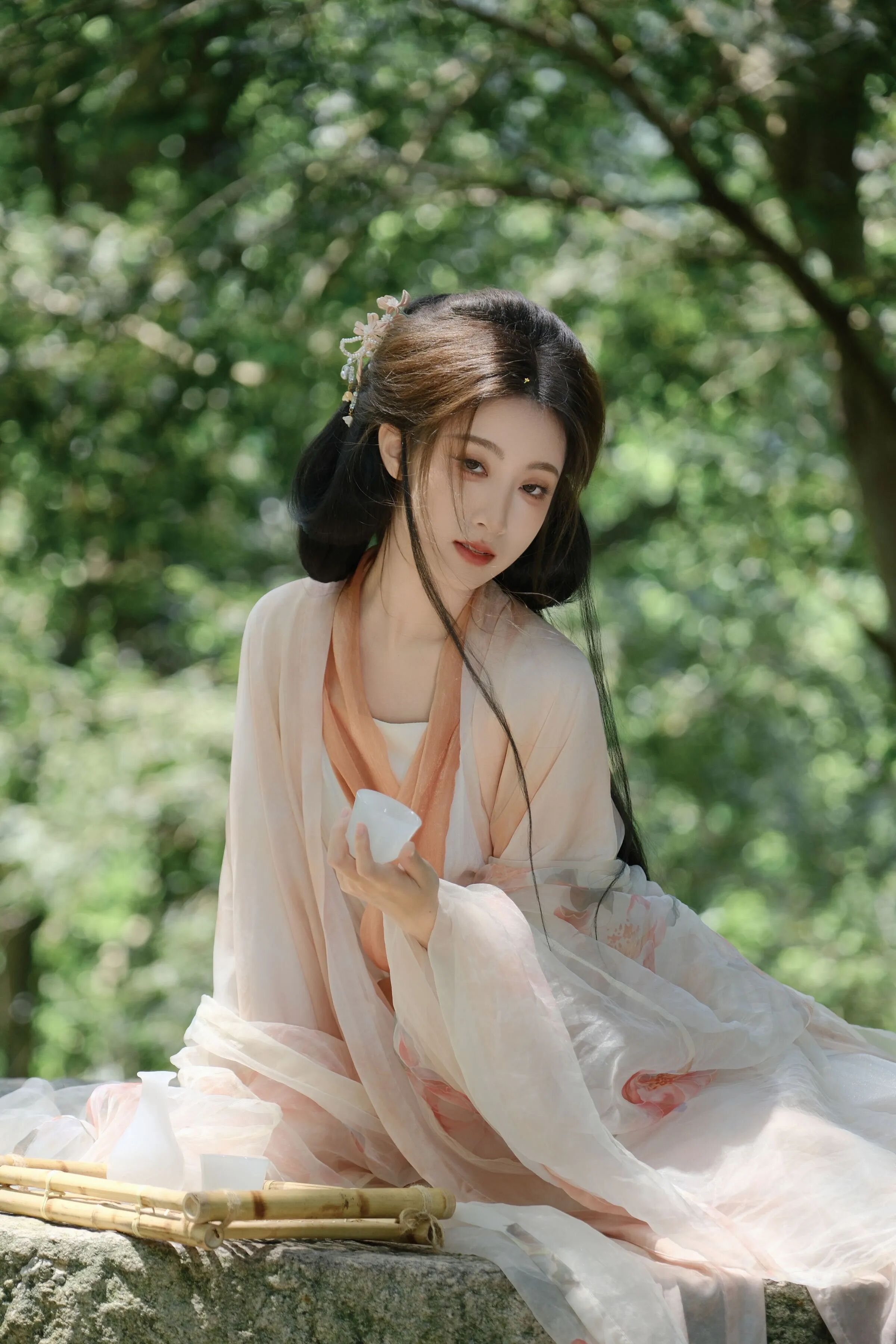 林间石台浅粉汉服写真教程：白瓷酒具配竹席，4个姿态拍出温婉古风仙气 - 第3张