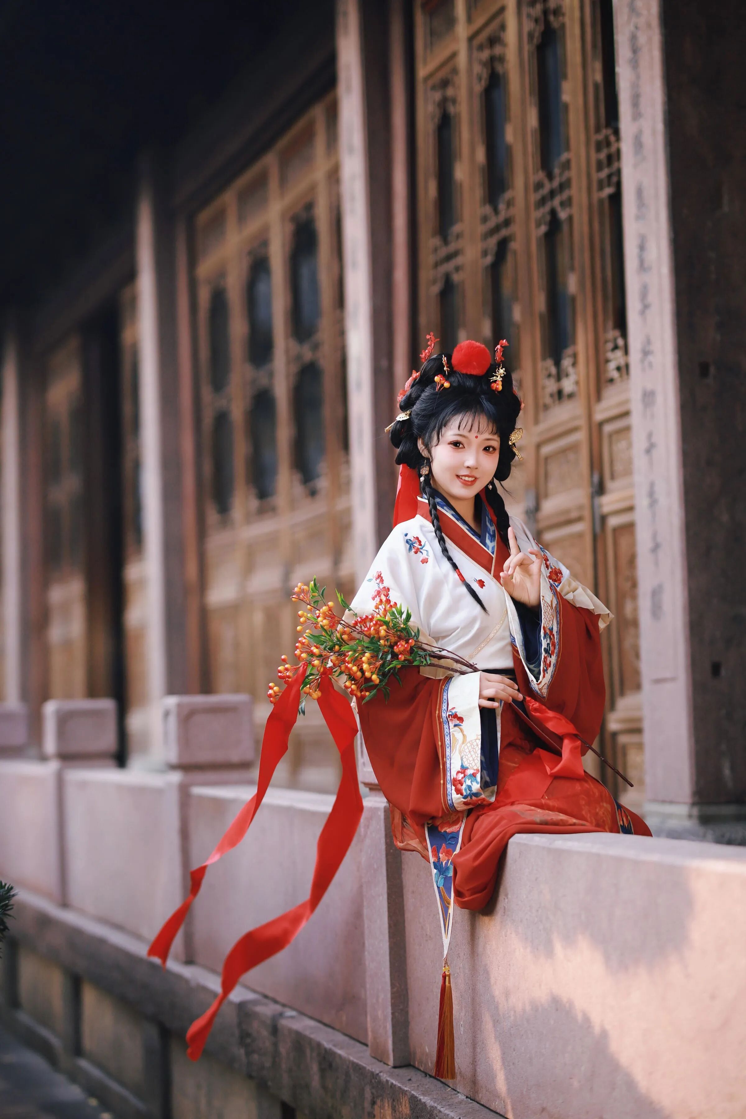 古寺回廊|红白刺绣汉服果枝拍出灵动国风 - 第1张 - 汉服颂 古寺回廊|红白刺绣汉服果枝拍出灵动国风 - 第1张