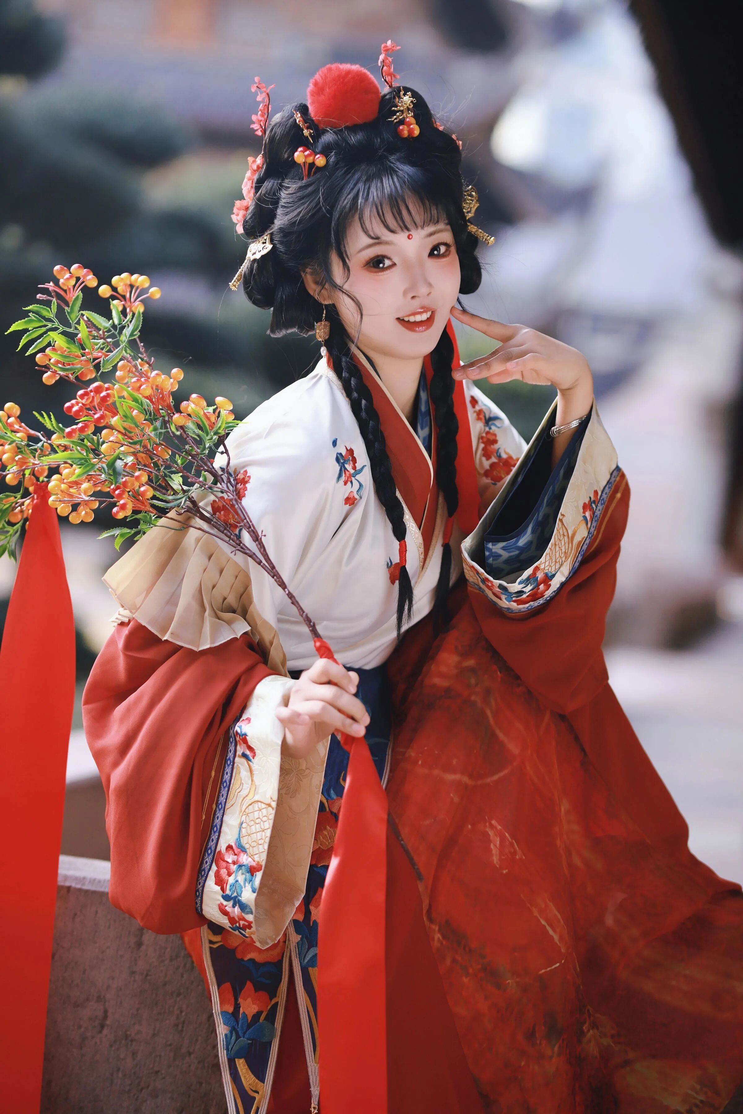 古寺回廊|红白刺绣汉服果枝拍出灵动国风 - 第2张 - 汉服颂 古寺回廊|红白刺绣汉服果枝拍出灵动国风 - 第2张
