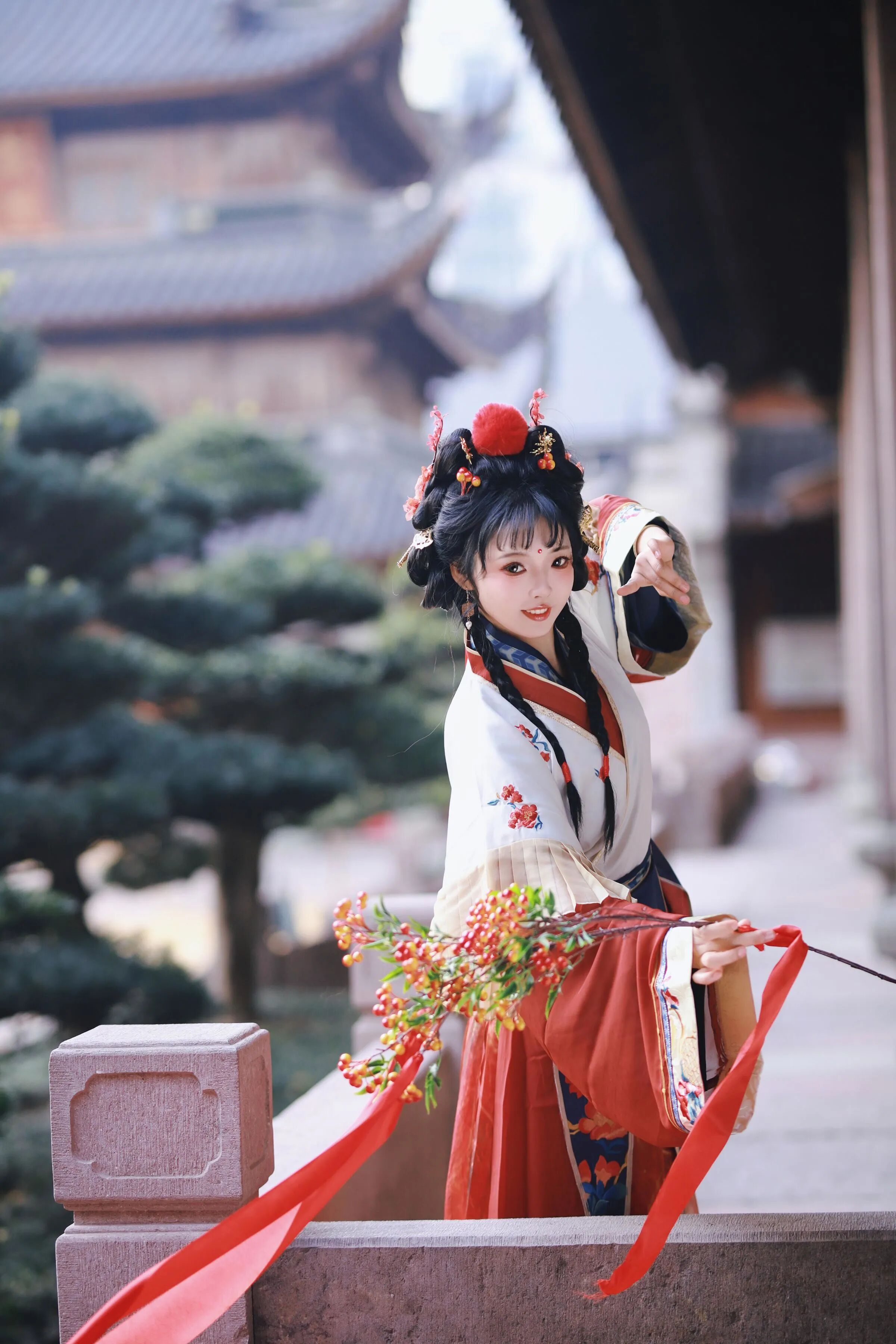 古寺回廊|红白刺绣汉服果枝拍出灵动国风 - 第3张 - 汉服颂 古寺回廊|红白刺绣汉服果枝拍出灵动国风 - 第3张