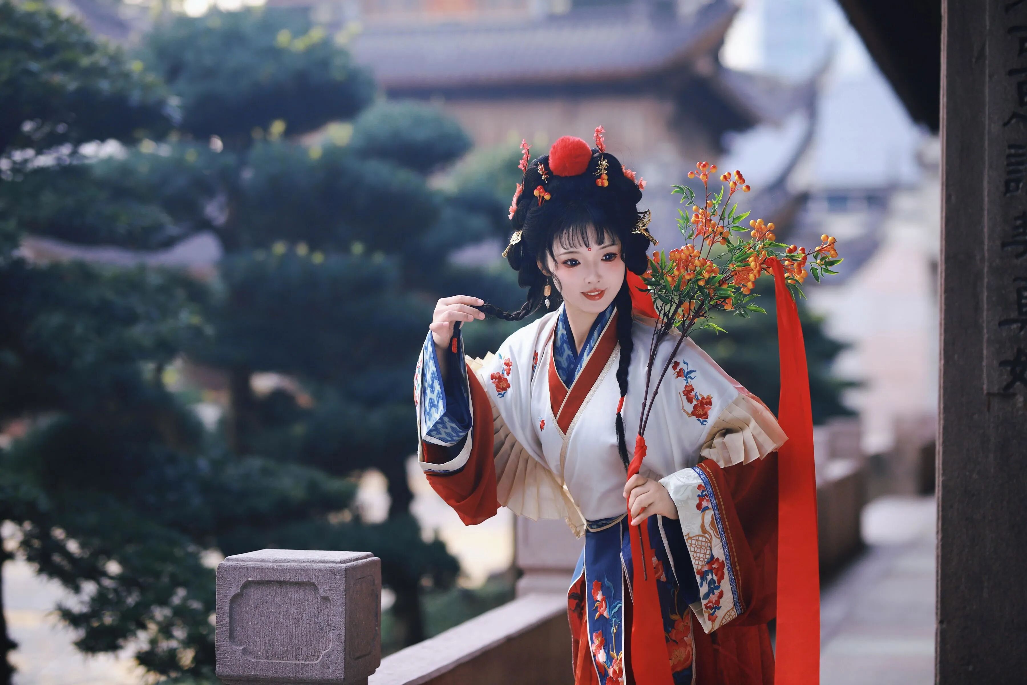 古寺回廊|红白刺绣汉服果枝拍出灵动国风 - 第4张 - 汉服颂 古寺回廊|红白刺绣汉服果枝拍出灵动国风 - 第4张
