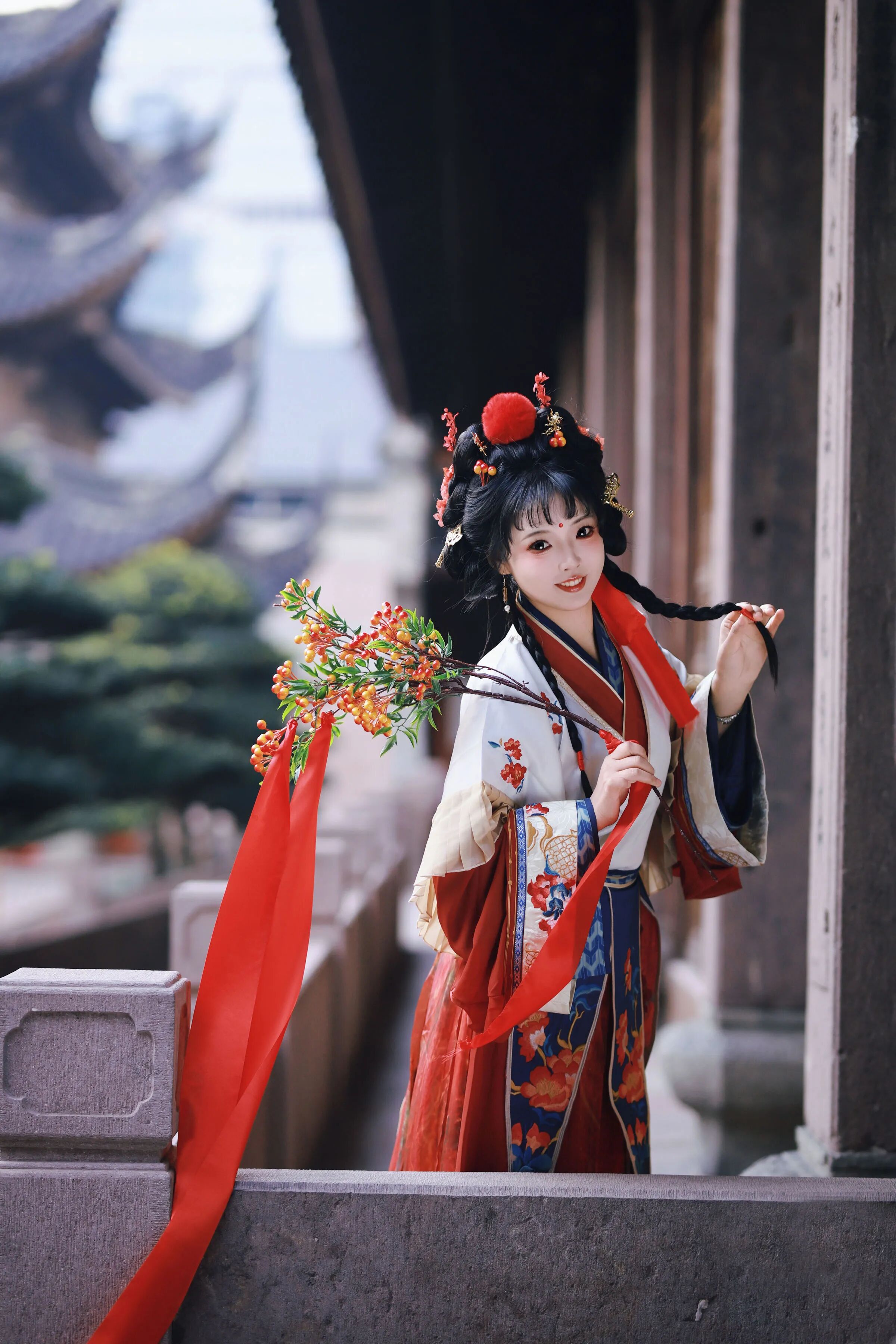 古寺回廊|红白刺绣汉服果枝拍出灵动国风 - 第5张 - 汉服颂 古寺回廊|红白刺绣汉服果枝拍出灵动国风 - 第5张