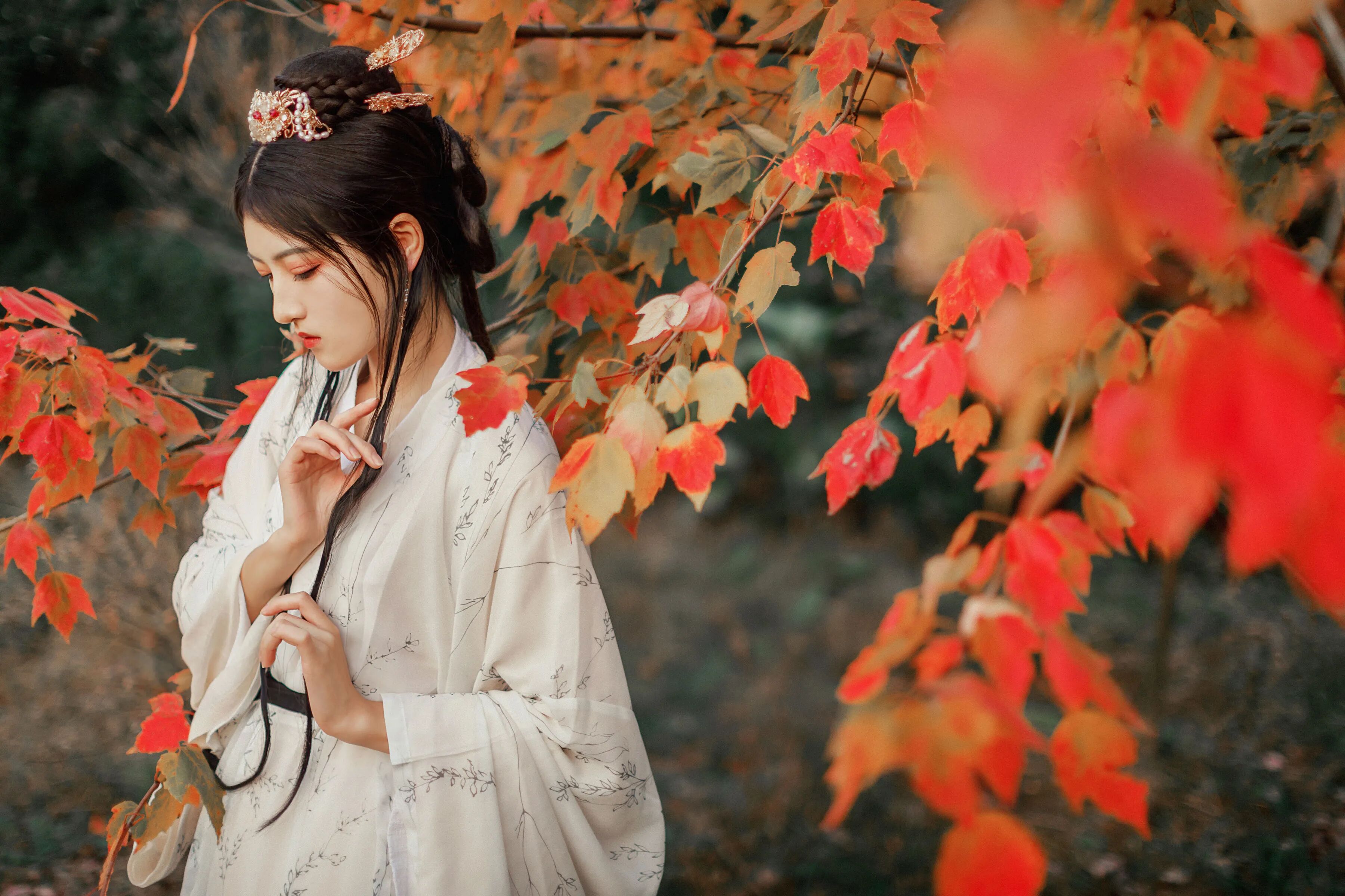 红枫林里|白色印花汉服书法折扇拍出清冷东方感 - 第1张 - 汉服颂 红枫林里|白色印花汉服书法折扇拍出清冷东方感 - 第1张