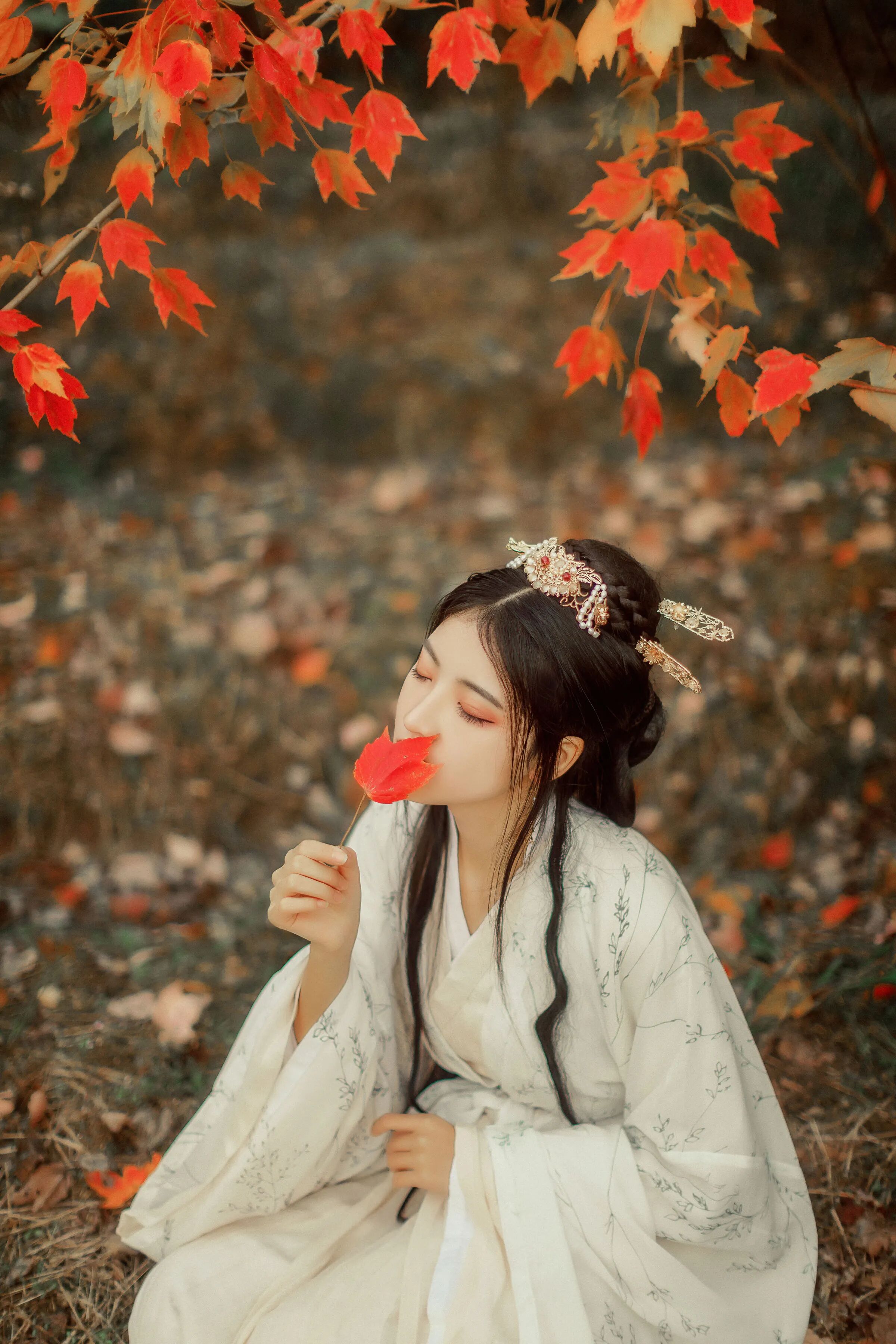 红枫林里|白色印花汉服书法折扇拍出清冷东方感 - 第2张 - 汉服颂 红枫林里|白色印花汉服书法折扇拍出清冷东方感 - 第2张