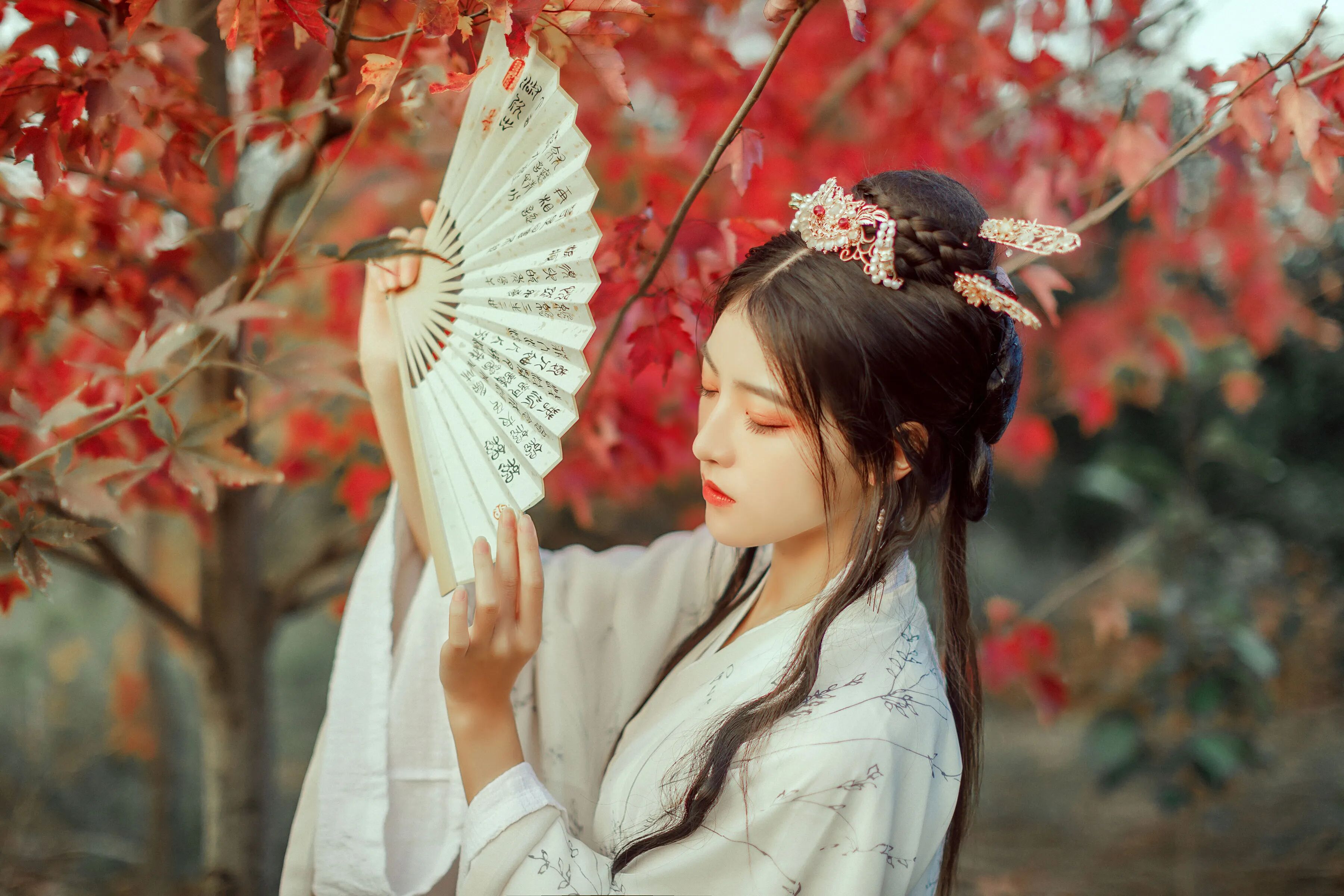 红枫林里|白色印花汉服书法折扇拍出清冷东方感 - 第3张 - 汉服颂 红枫林里|白色印花汉服书法折扇拍出清冷东方感 - 第3张