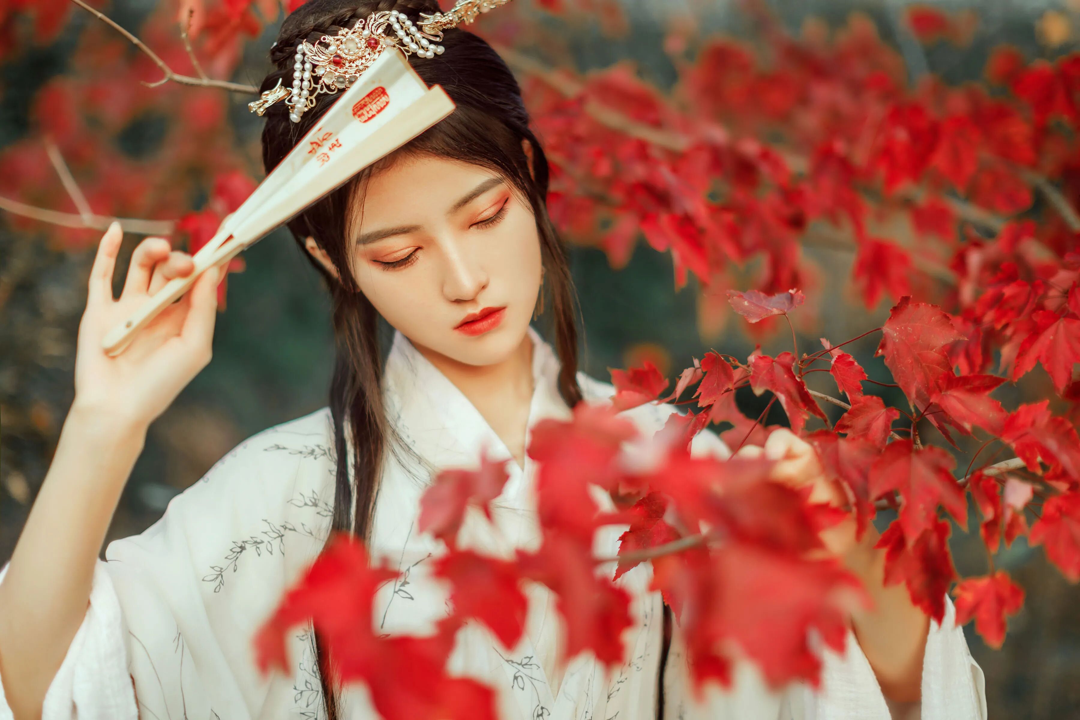 红枫林里|白色印花汉服书法折扇拍出清冷东方感 - 第5张 - 汉服颂 红枫林里|白色印花汉服书法折扇拍出清冷东方感 - 第5张