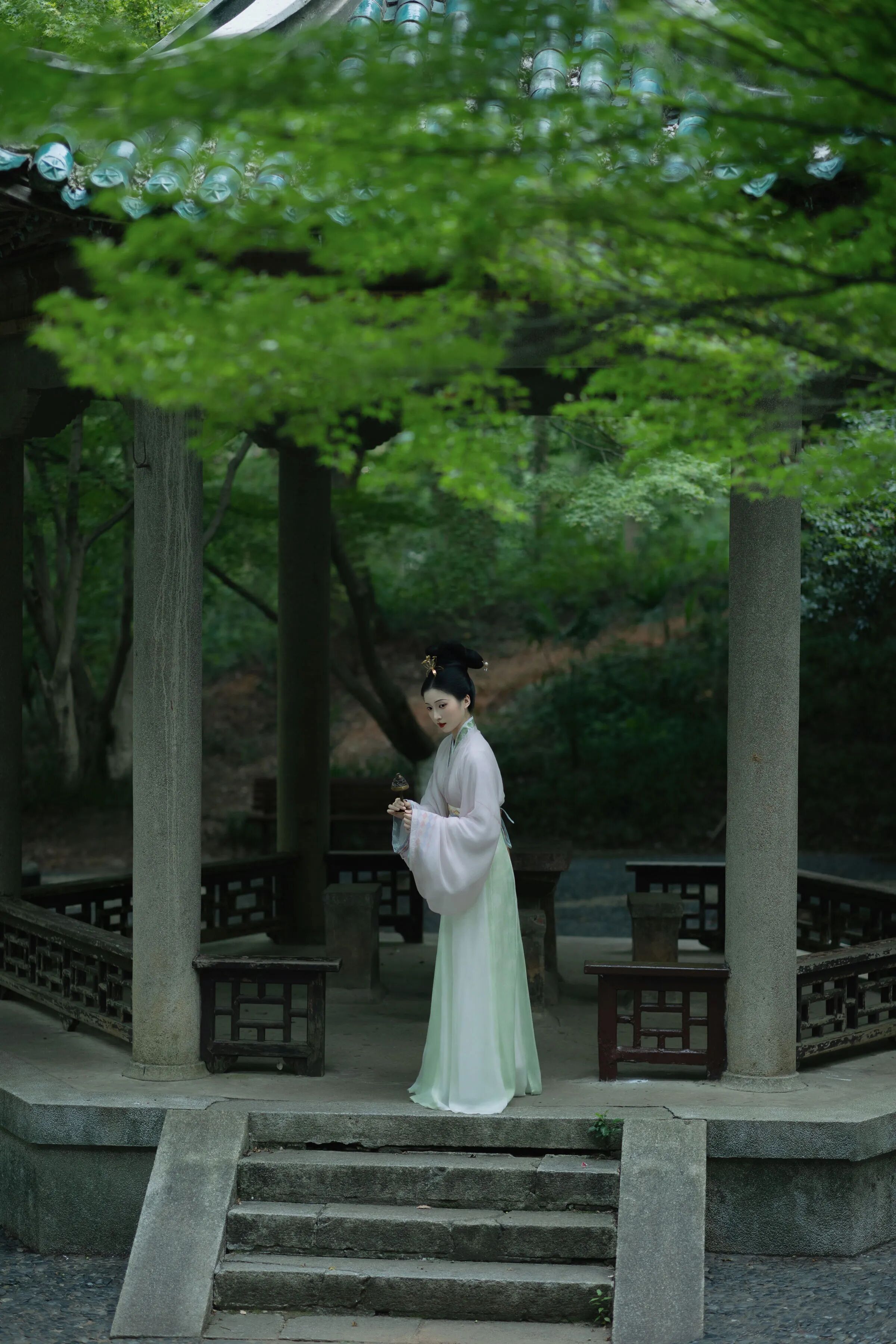 园林幽深｜淡粉浅绿汉服拍出清冷古风质感 - 第1张