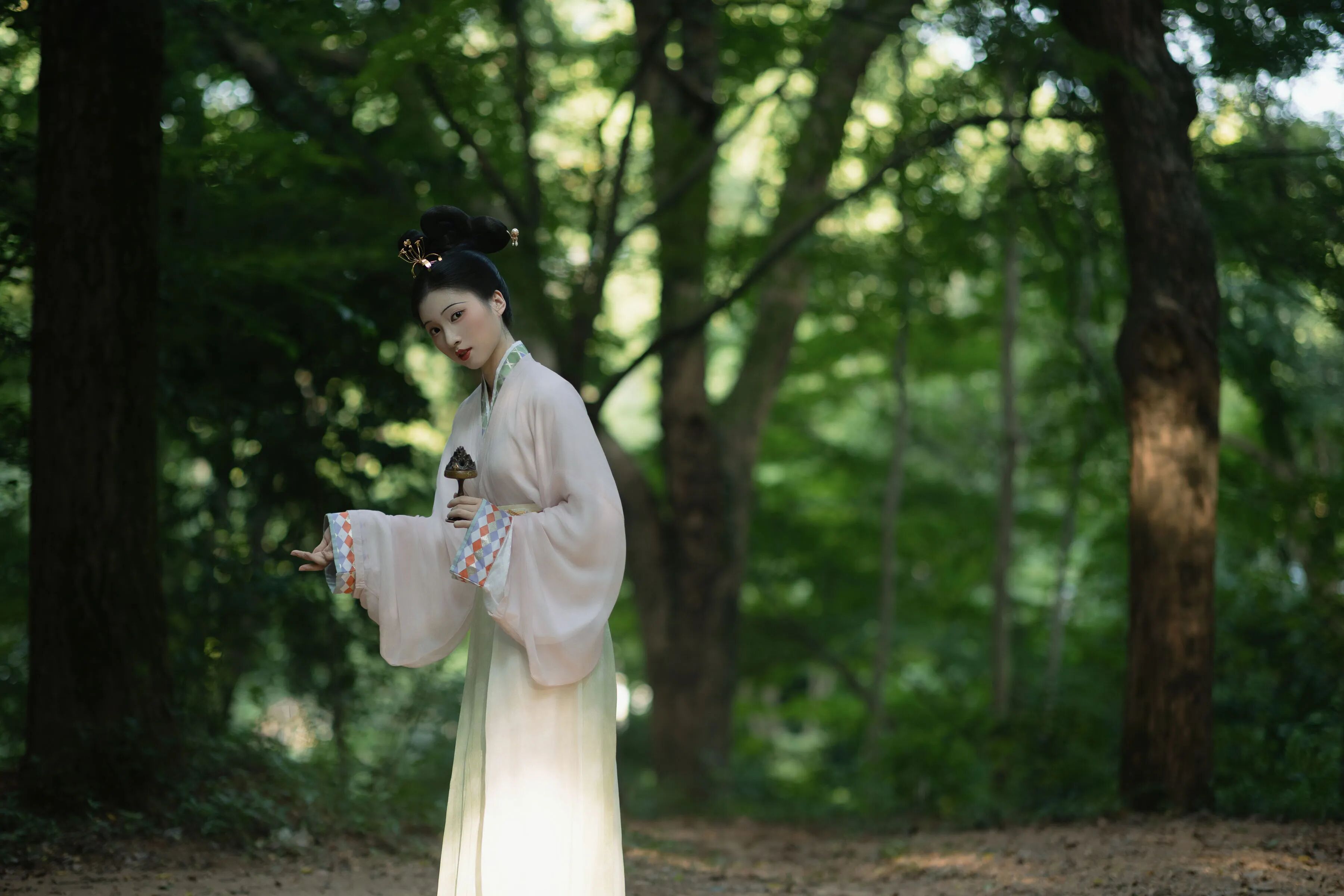 园林幽深｜淡粉浅绿汉服拍出清冷古风质感 - 第4张