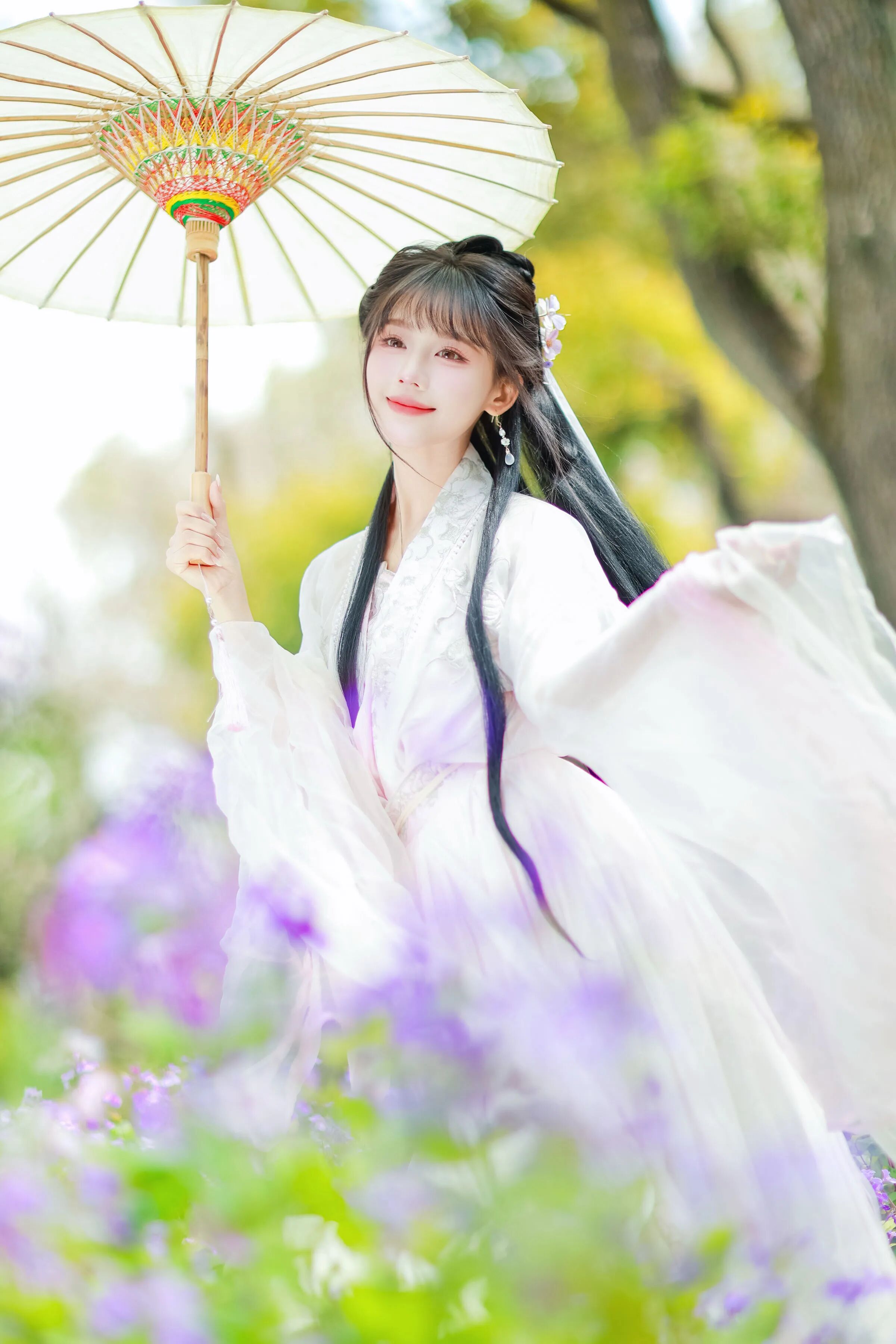 紫色花海森林白色汉服写真教程：油纸伞配纱袖，5个姿态拍出清冷仙气感 - 第1张