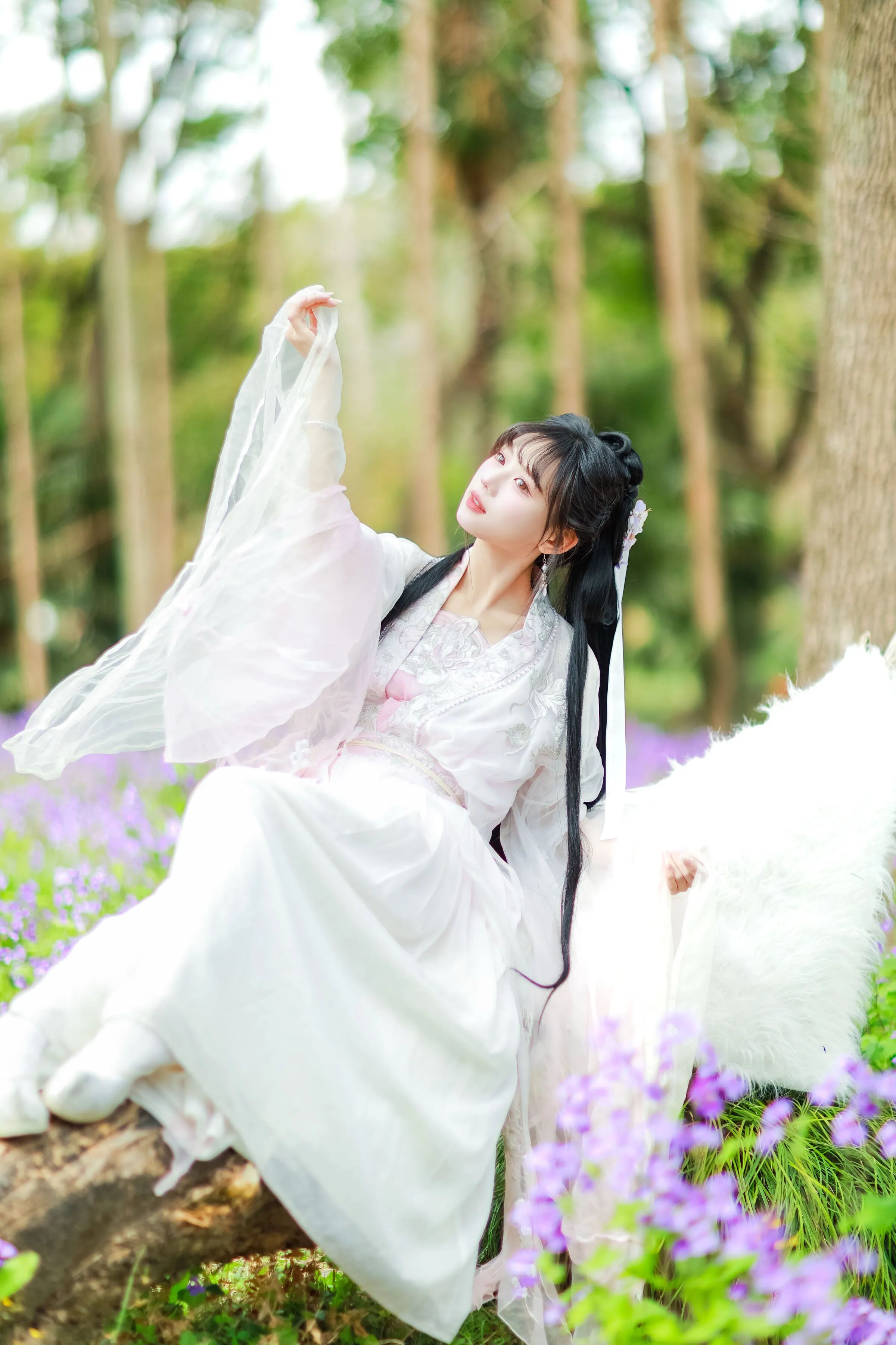 紫色花海森林白色汉服写真教程：油纸伞配纱袖，5个姿态拍出清冷仙气感 - 第2张