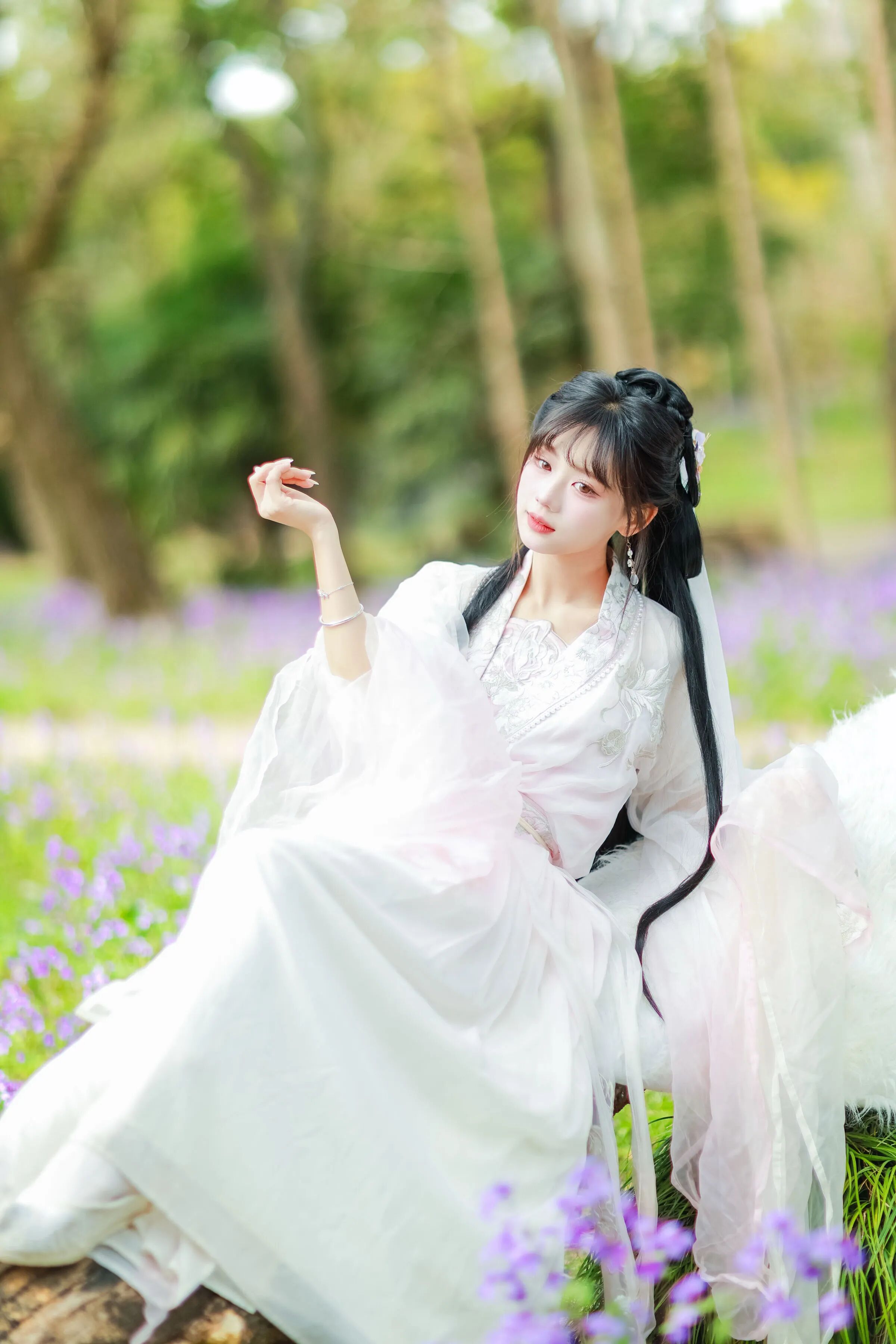 紫色花海森林白色汉服写真教程：油纸伞配纱袖，5个姿态拍出清冷仙气感 - 第3张