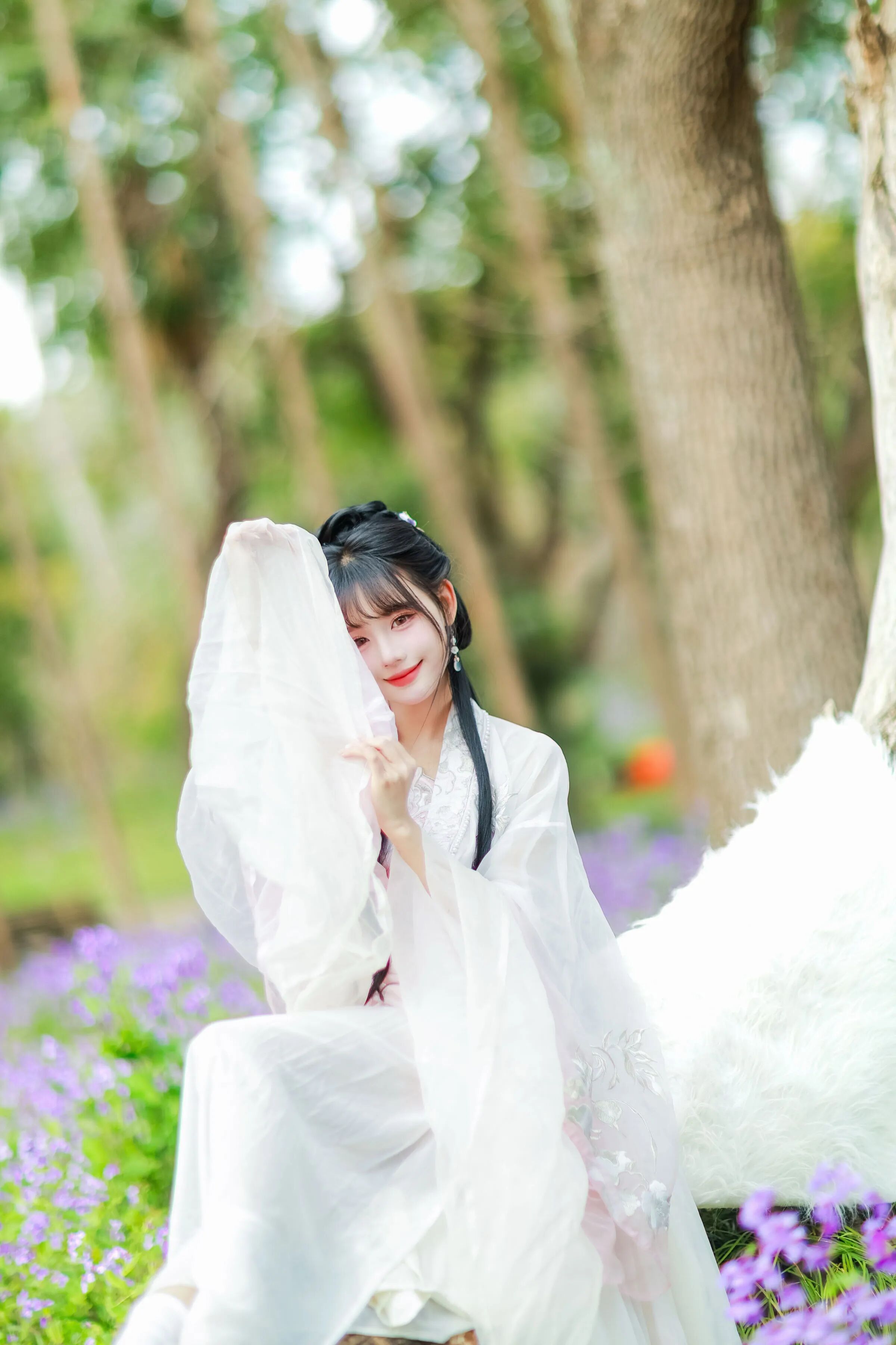 紫色花海森林白色汉服写真教程：油纸伞配纱袖，5个姿态拍出清冷仙气感 - 第4张