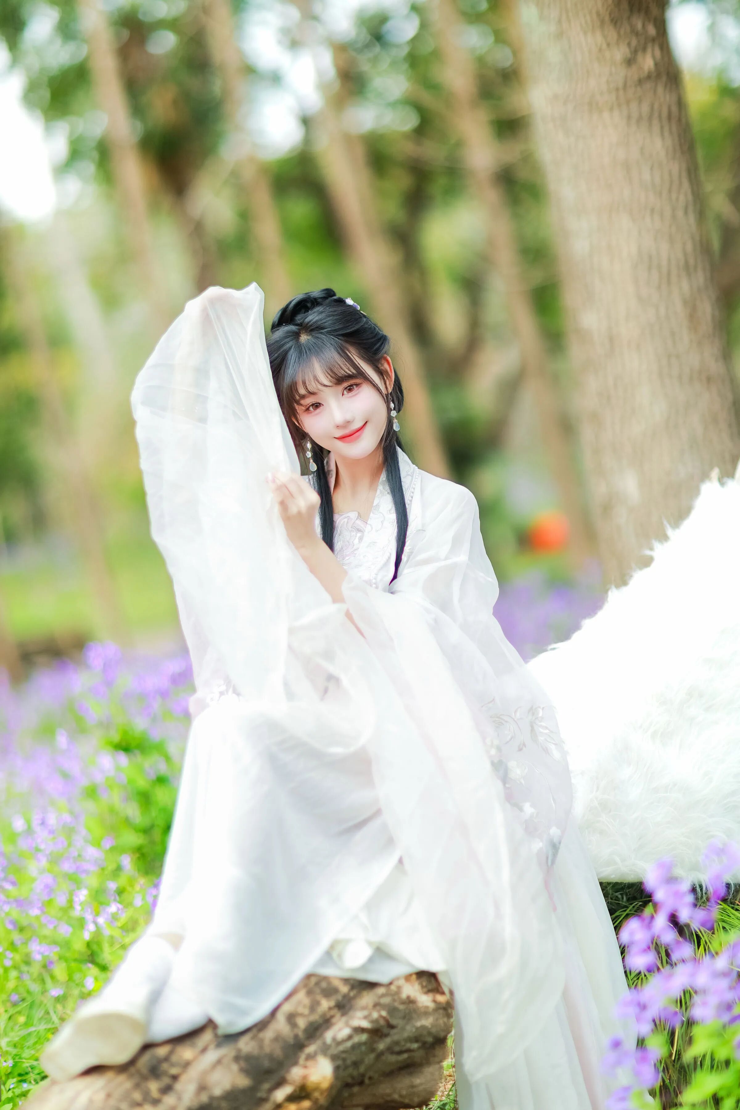 紫色花海森林白色汉服写真教程：油纸伞配纱袖，5个姿态拍出清冷仙气感 - 第5张