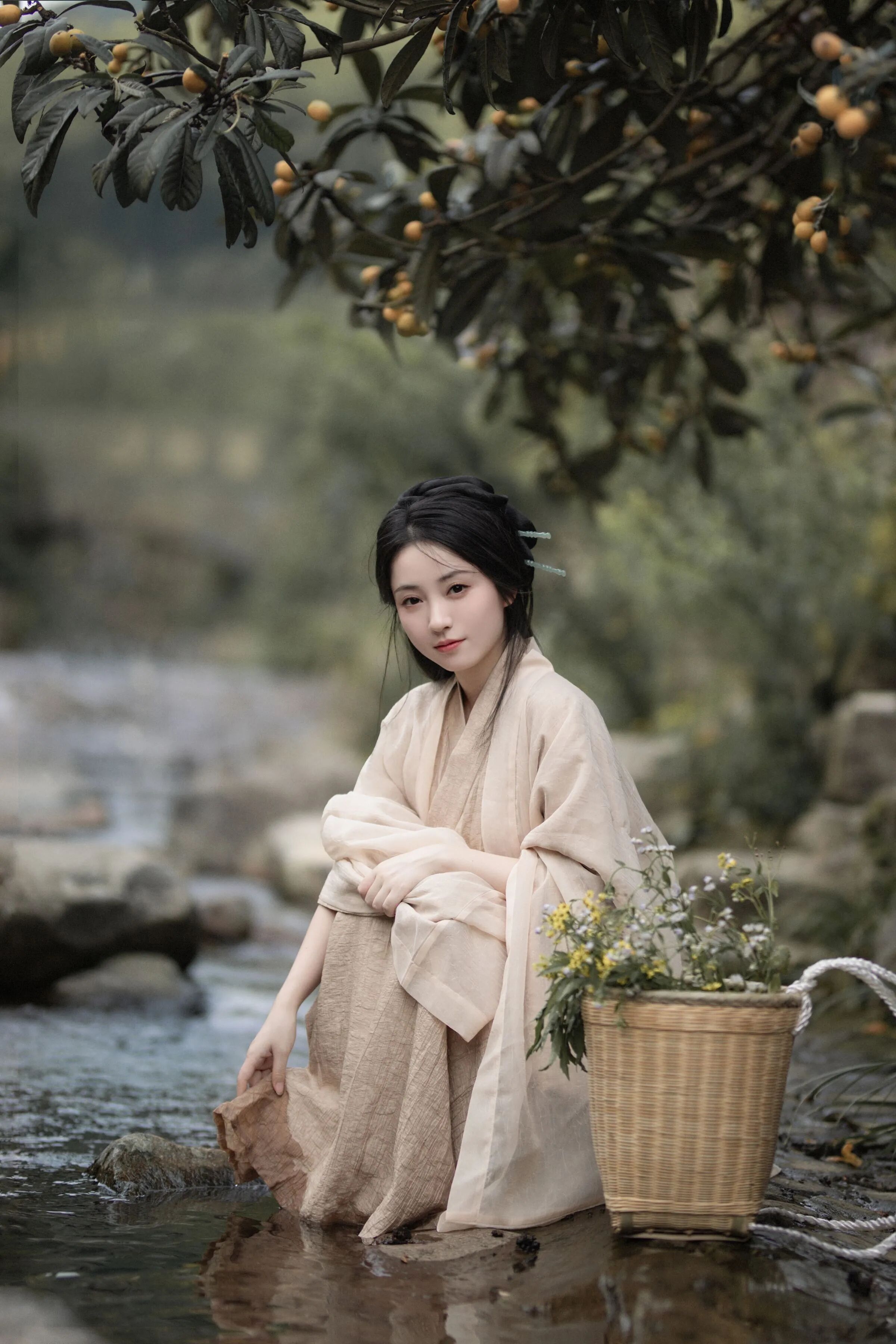 古村落魏晋风汉服写真教程:米色直裾配竹篮野花,5个姿态拍出清冷淡雅感 - 第1张 - 汉服颂 古村落魏晋风汉服写真教程:米色直裾配竹篮野花,5个姿态拍出清冷淡雅感 - 第1张