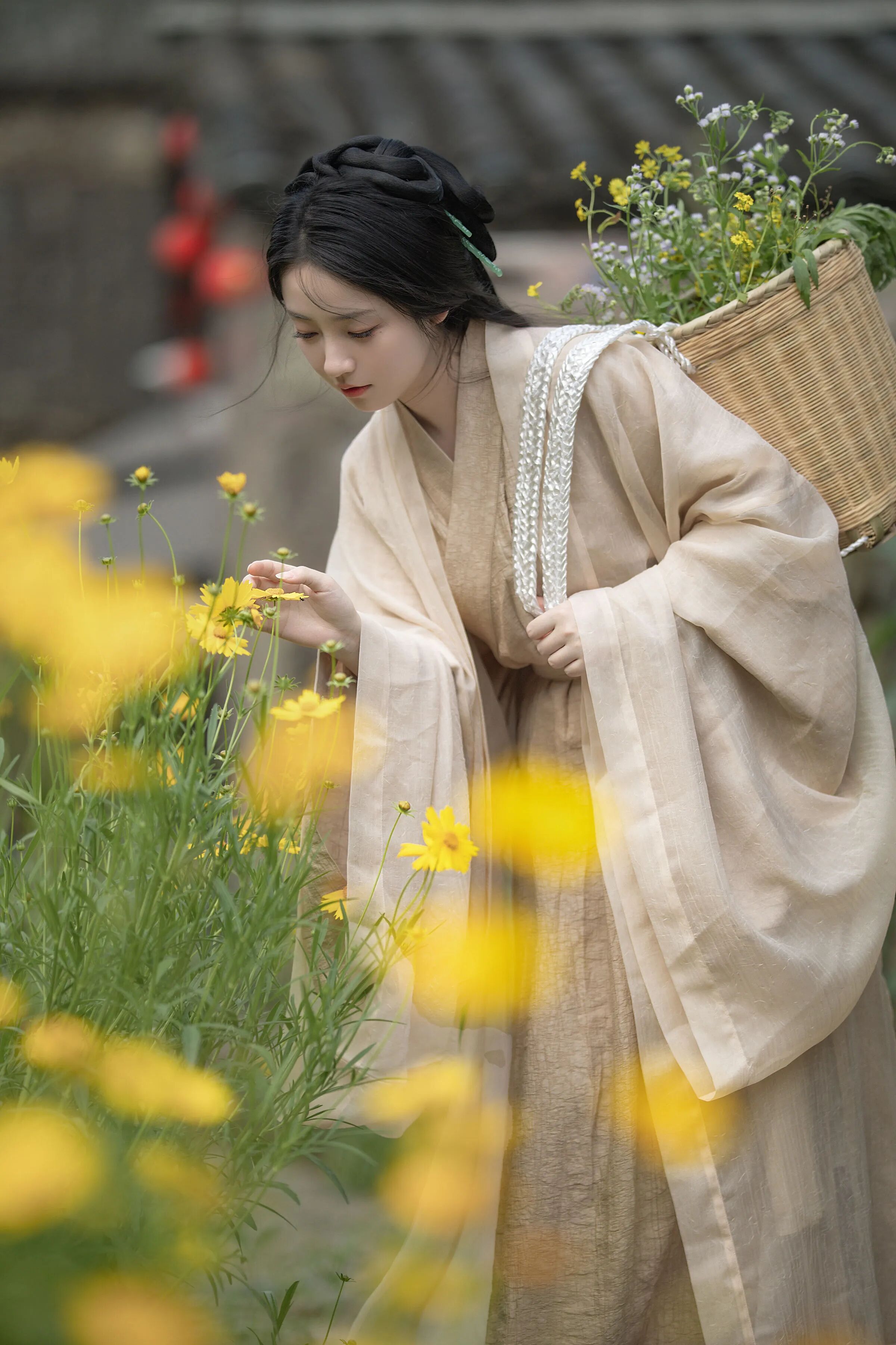 古村落魏晋风汉服写真教程:米色直裾配竹篮野花,5个姿态拍出清冷淡雅感 - 第5张 - 汉服颂 古村落魏晋风汉服写真教程:米色直裾配竹篮野花,5个姿态拍出清冷淡雅感 - 第5张