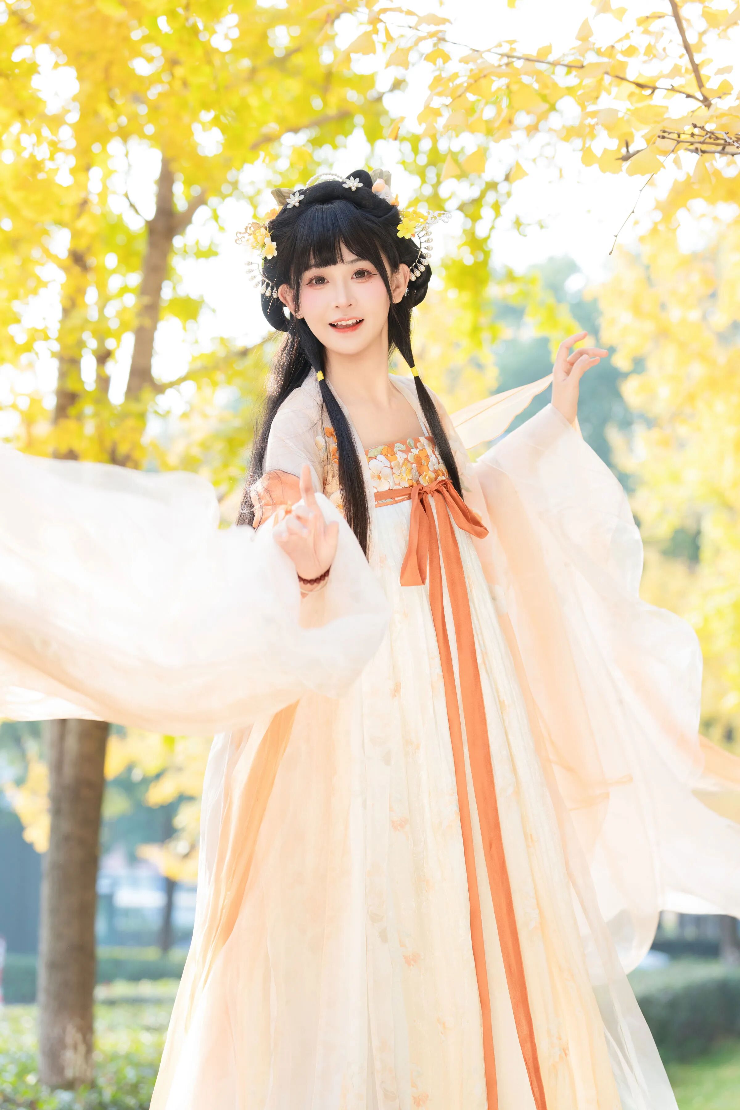 银杏林齐胸襦裙汉服写真教程:米白配橙色披帛,5个姿态拍出秋日仙气 - 第1张 - 汉服颂 银杏林齐胸襦裙汉服写真教程:米白配橙色披帛,5个姿态拍出秋日仙气 - 第1张