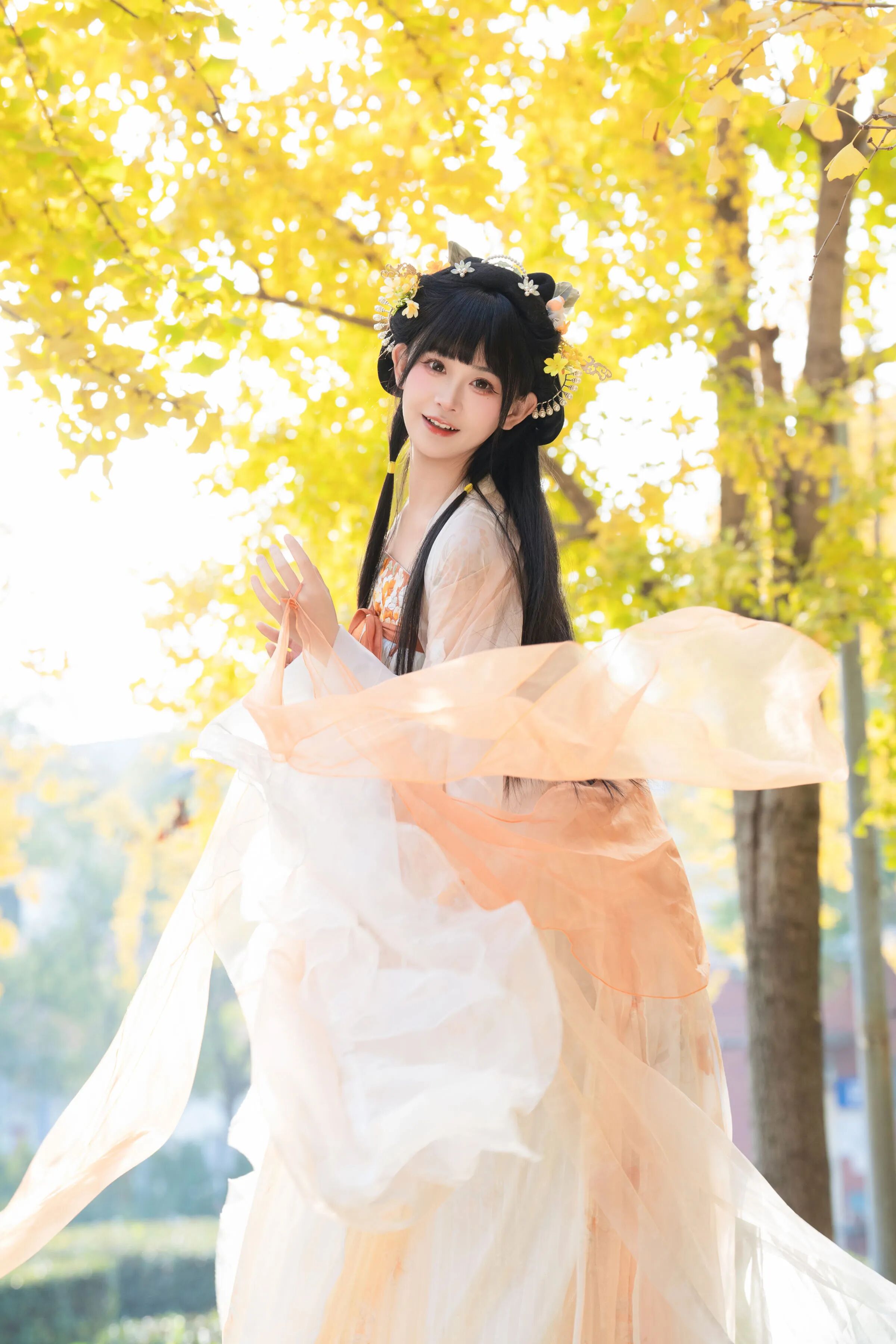 银杏林齐胸襦裙汉服写真教程:米白配橙色披帛,5个姿态拍出秋日仙气 - 第2张 - 汉服颂 银杏林齐胸襦裙汉服写真教程:米白配橙色披帛,5个姿态拍出秋日仙气 - 第2张