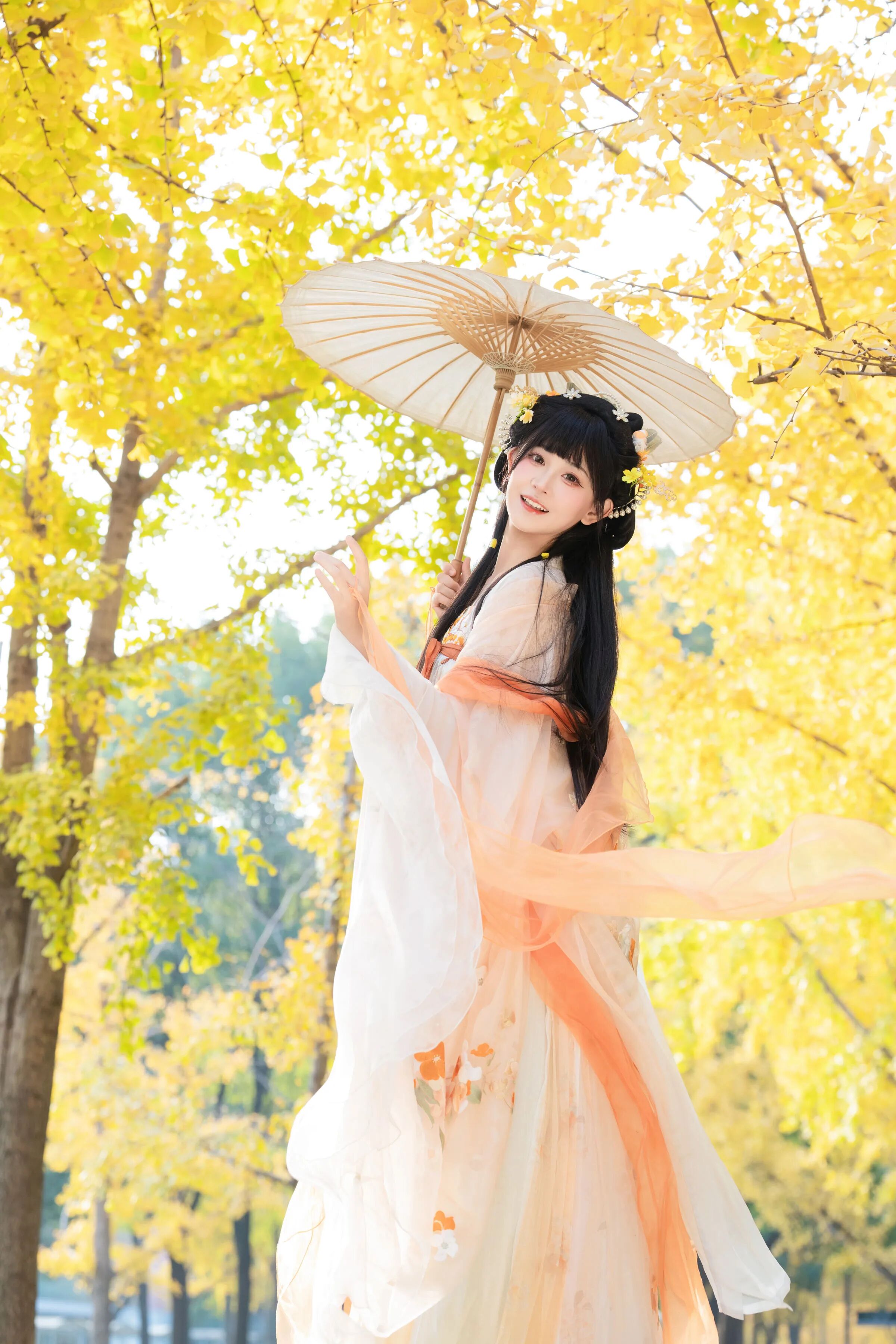 银杏林齐胸襦裙汉服写真教程:米白配橙色披帛,5个姿态拍出秋日仙气 - 第5张 - 汉服颂 银杏林齐胸襦裙汉服写真教程:米白配橙色披帛,5个姿态拍出秋日仙气 - 第5张