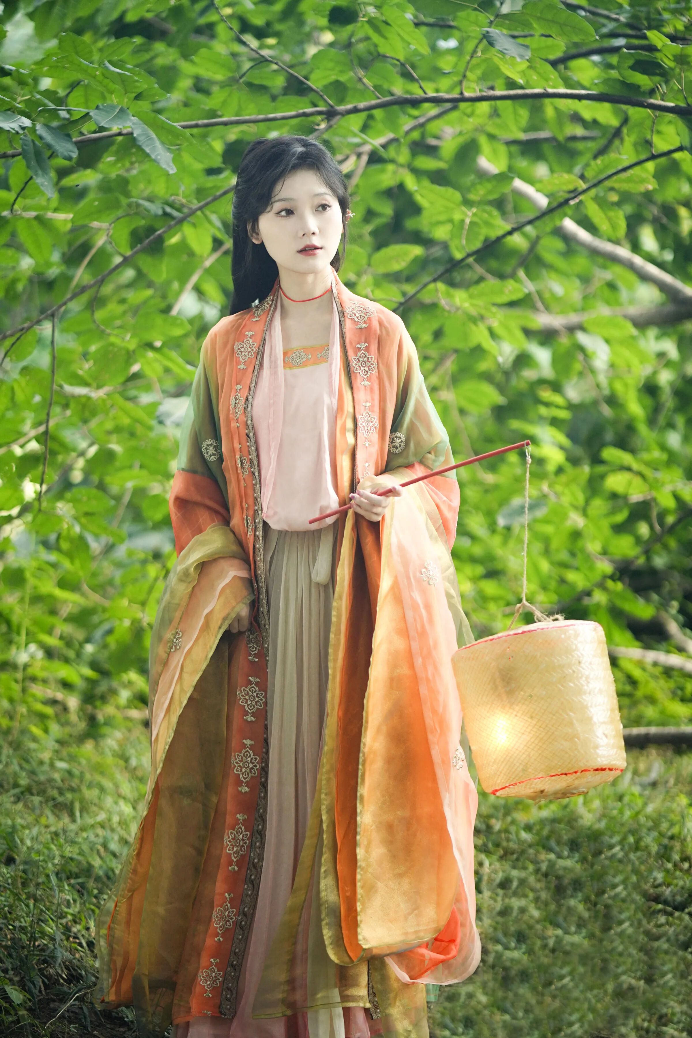 绿荫林下|橙绿渐变汉服灯笼拍出温柔仙气 - 第1张 - 汉服颂 绿荫林下|橙绿渐变汉服灯笼拍出温柔仙气 - 第1张