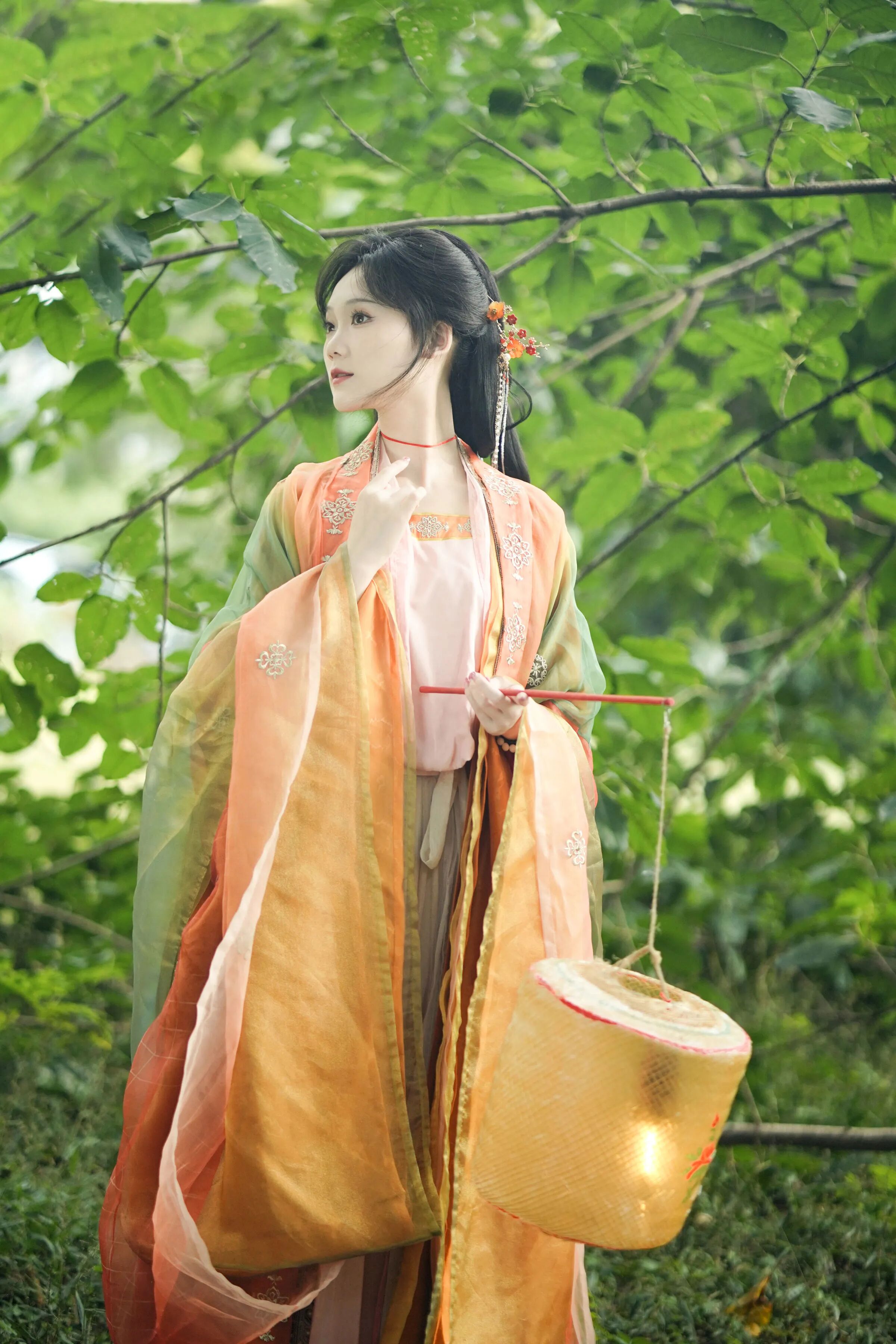 绿荫林下|橙绿渐变汉服灯笼拍出温柔仙气 - 第2张 - 汉服颂 绿荫林下|橙绿渐变汉服灯笼拍出温柔仙气 - 第2张