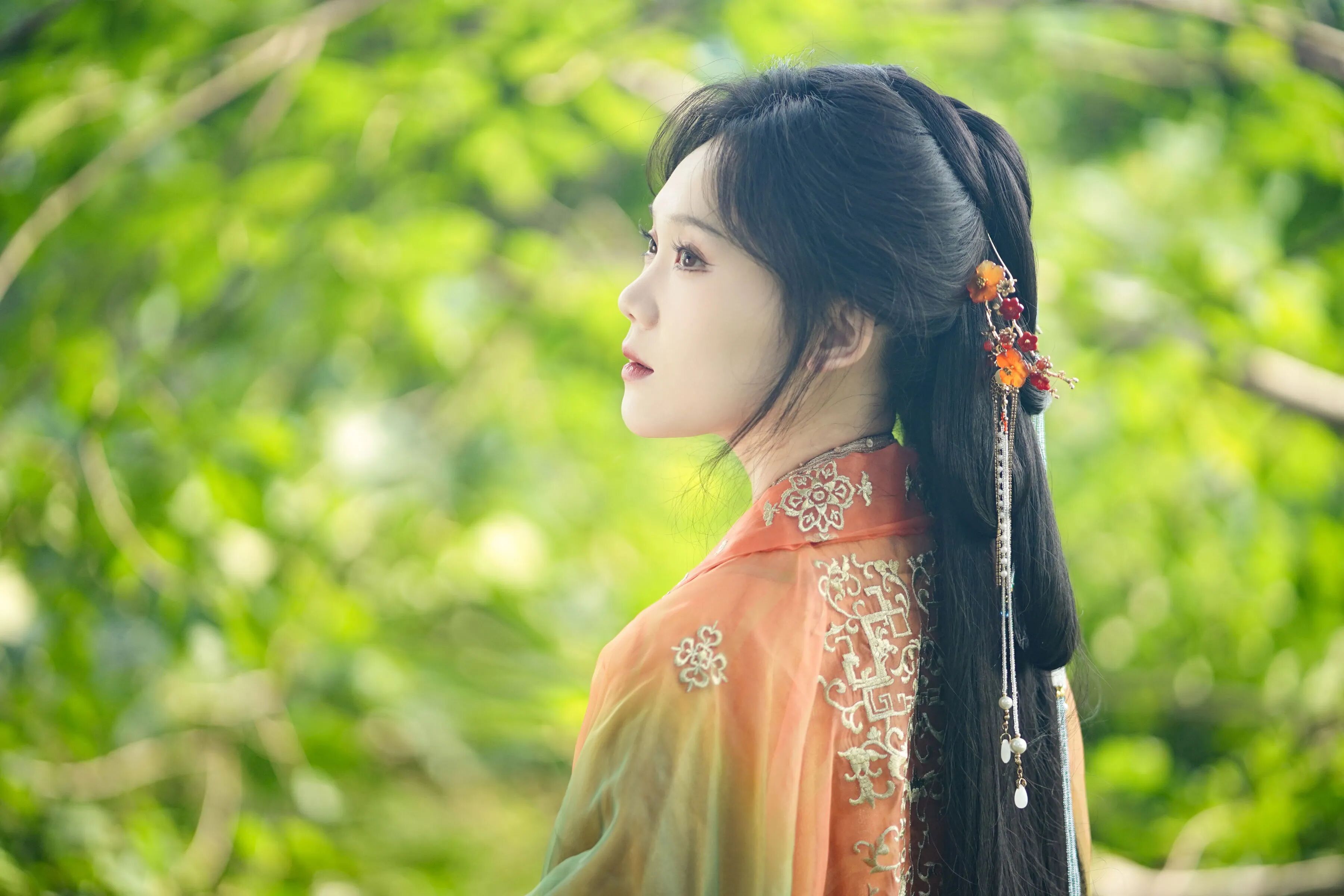 绿荫林下|橙绿渐变汉服灯笼拍出温柔仙气 - 第4张 - 汉服颂 绿荫林下|橙绿渐变汉服灯笼拍出温柔仙气 - 第4张