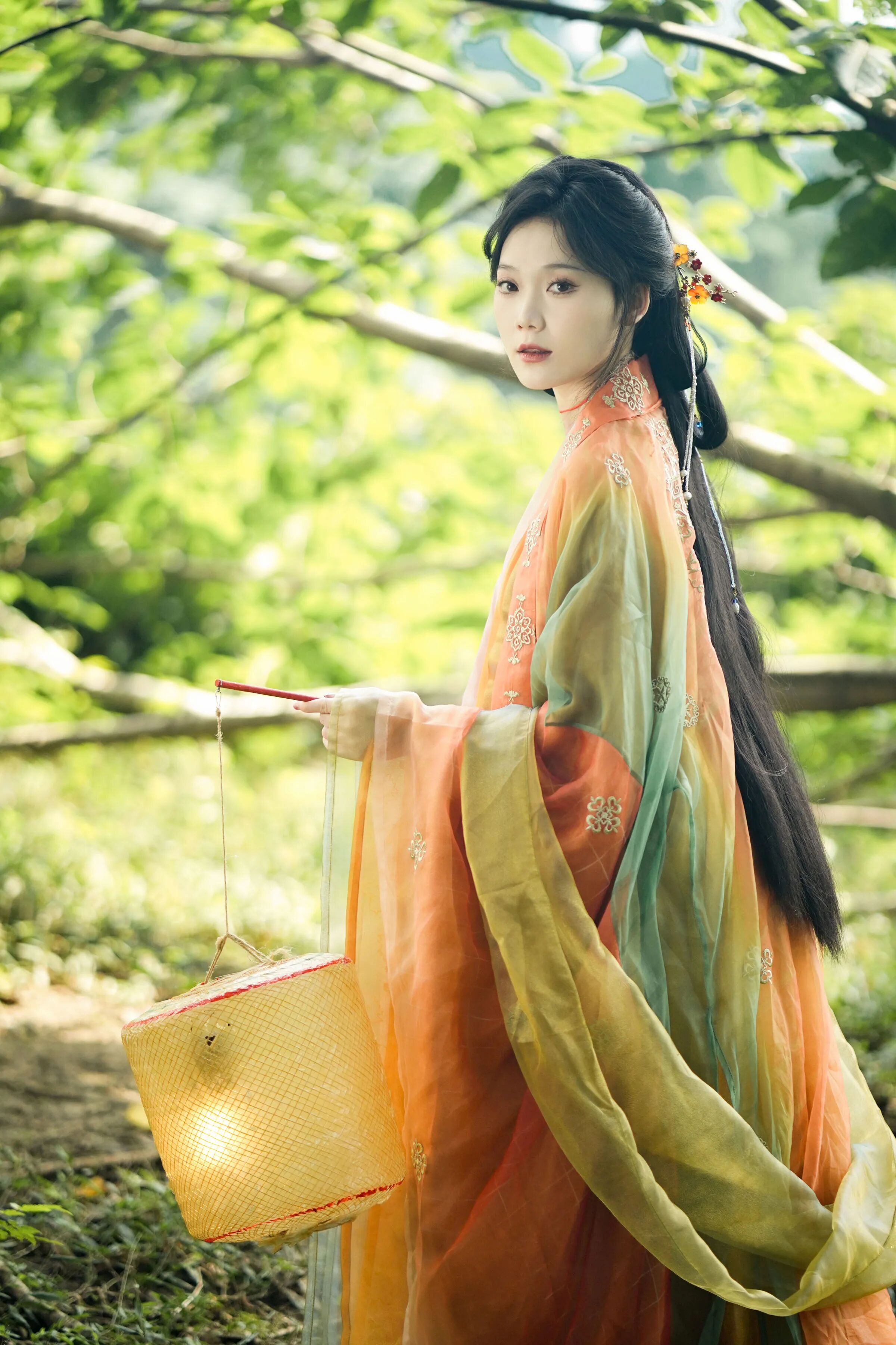 绿荫林下|橙绿渐变汉服灯笼拍出温柔仙气 - 第5张 - 汉服颂 绿荫林下|橙绿渐变汉服灯笼拍出温柔仙气 - 第5张