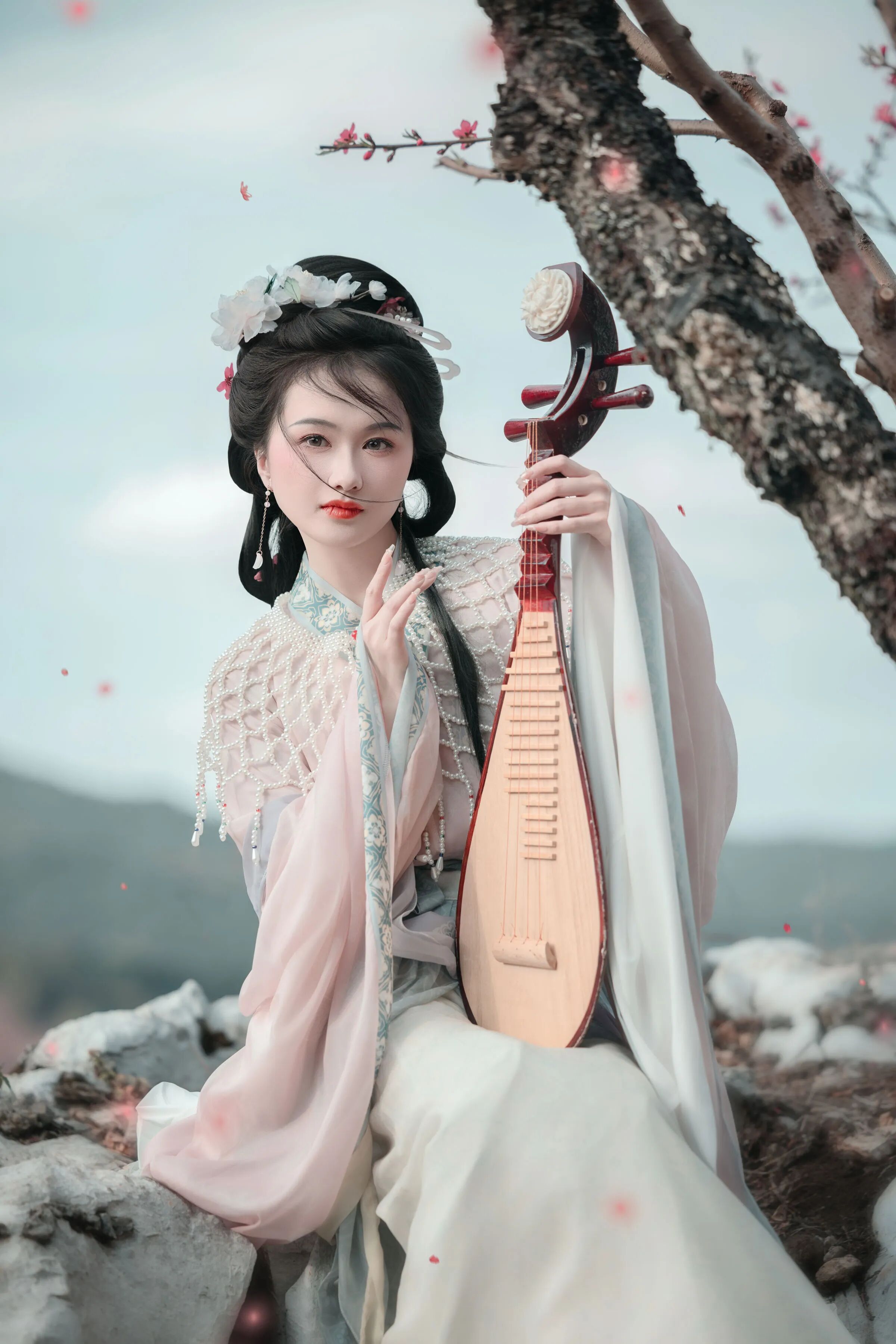 山间桃花粉蓝汉服写真教程：琵琶配披帛云肩，5个姿态拍出温婉才女风 - 第1张
