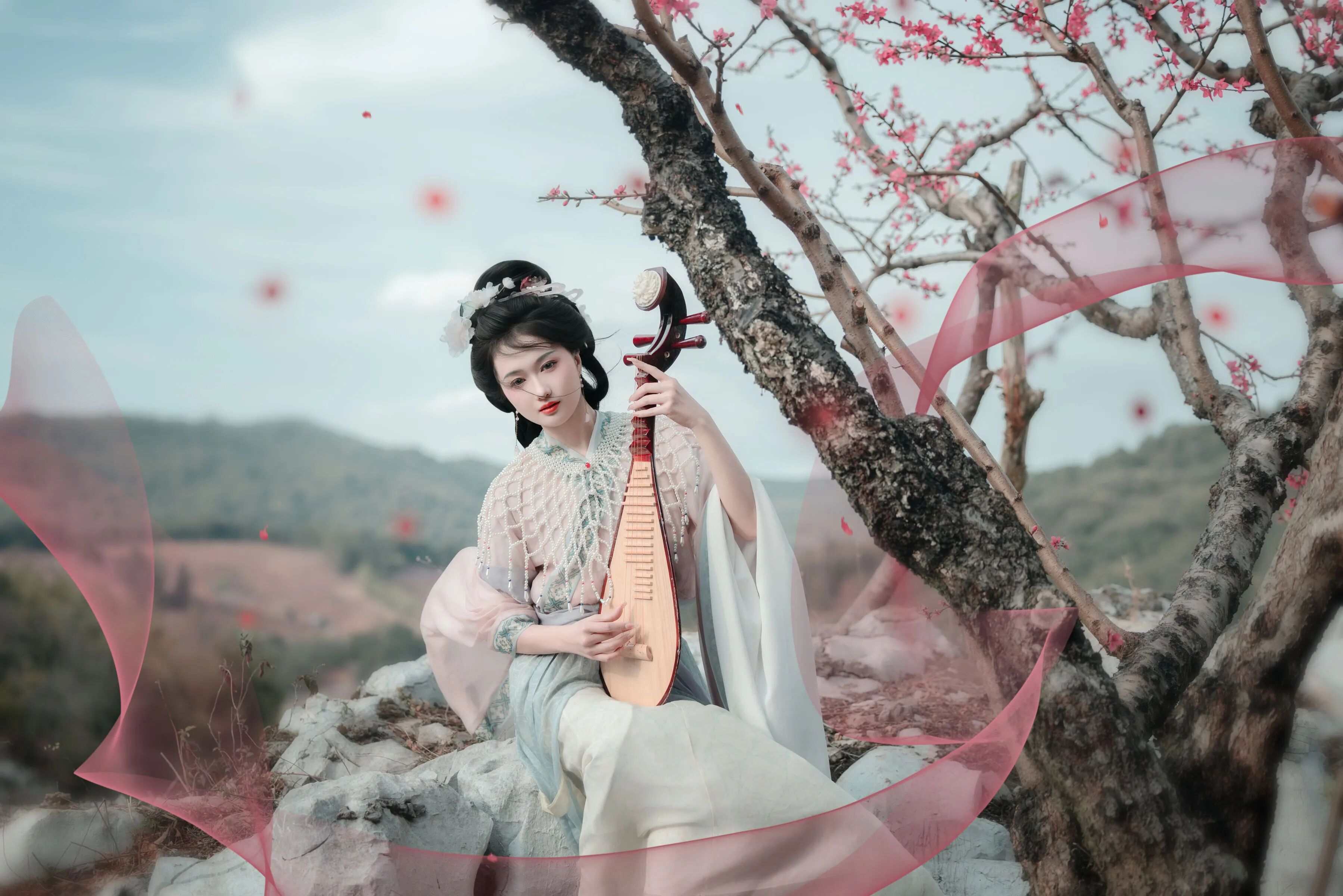 山间桃花粉蓝汉服写真教程：琵琶配披帛云肩，5个姿态拍出温婉才女风 - 第2张