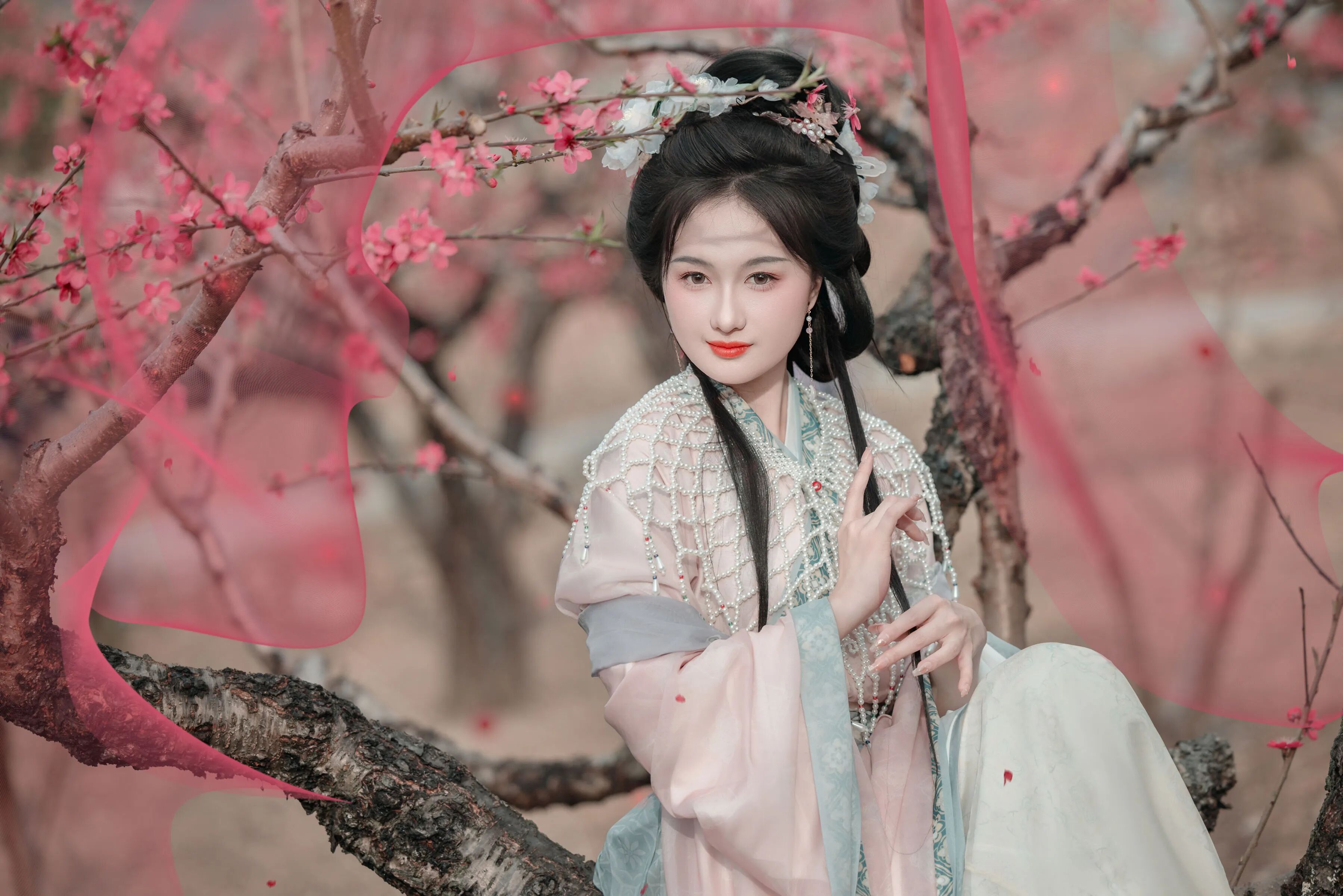 山间桃花粉蓝汉服写真教程：琵琶配披帛云肩，5个姿态拍出温婉才女风 - 第3张
