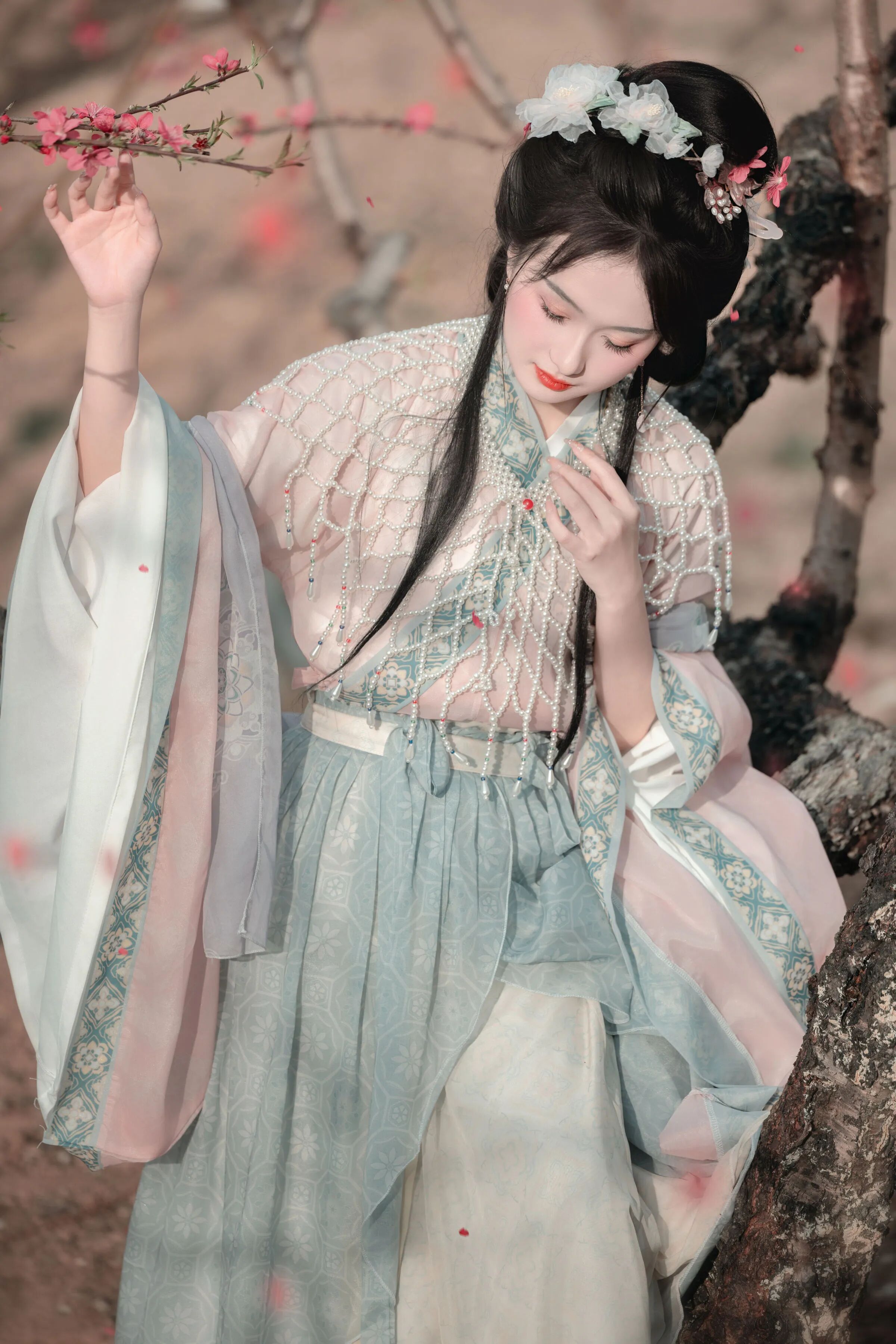 山间桃花粉蓝汉服写真教程：琵琶配披帛云肩，5个姿态拍出温婉才女风 - 第5张