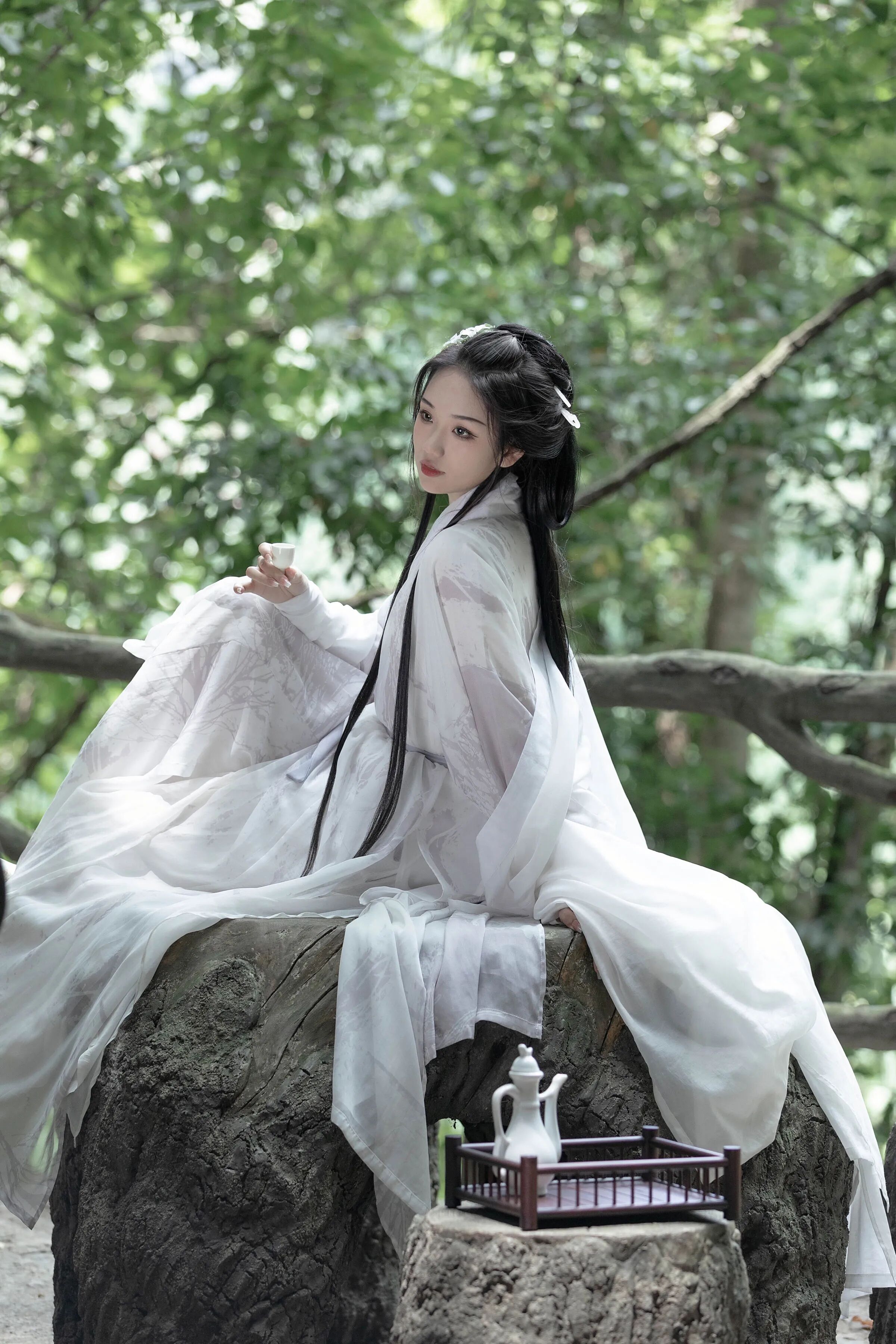 夏日绿荫|白色飘逸汉服石桌拍出清冷仙气 - 第1张 - 汉服颂 夏日绿荫|白色飘逸汉服石桌拍出清冷仙气 - 第1张