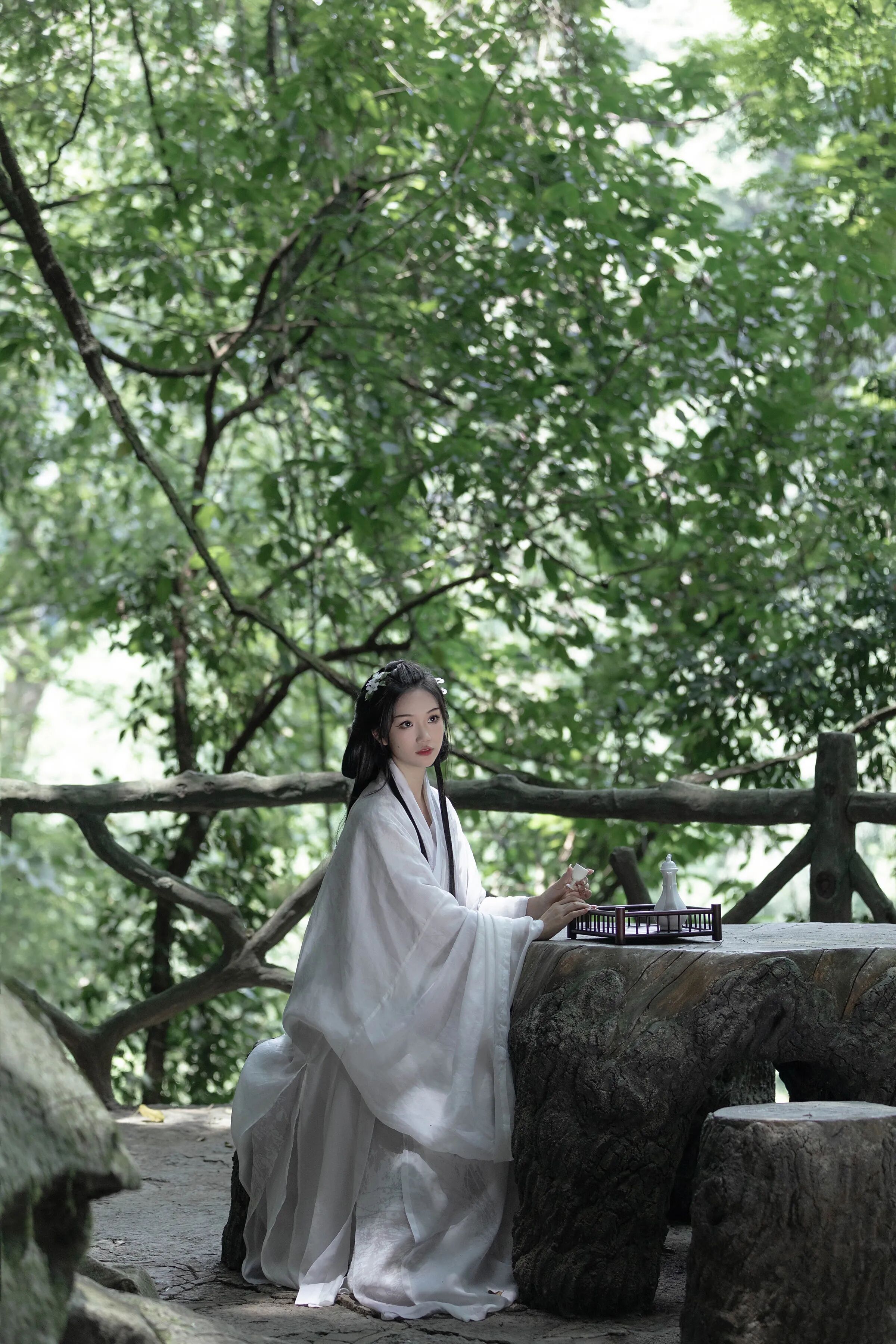 夏日绿荫|白色飘逸汉服石桌拍出清冷仙气 - 第2张 - 汉服颂 夏日绿荫|白色飘逸汉服石桌拍出清冷仙气 - 第2张