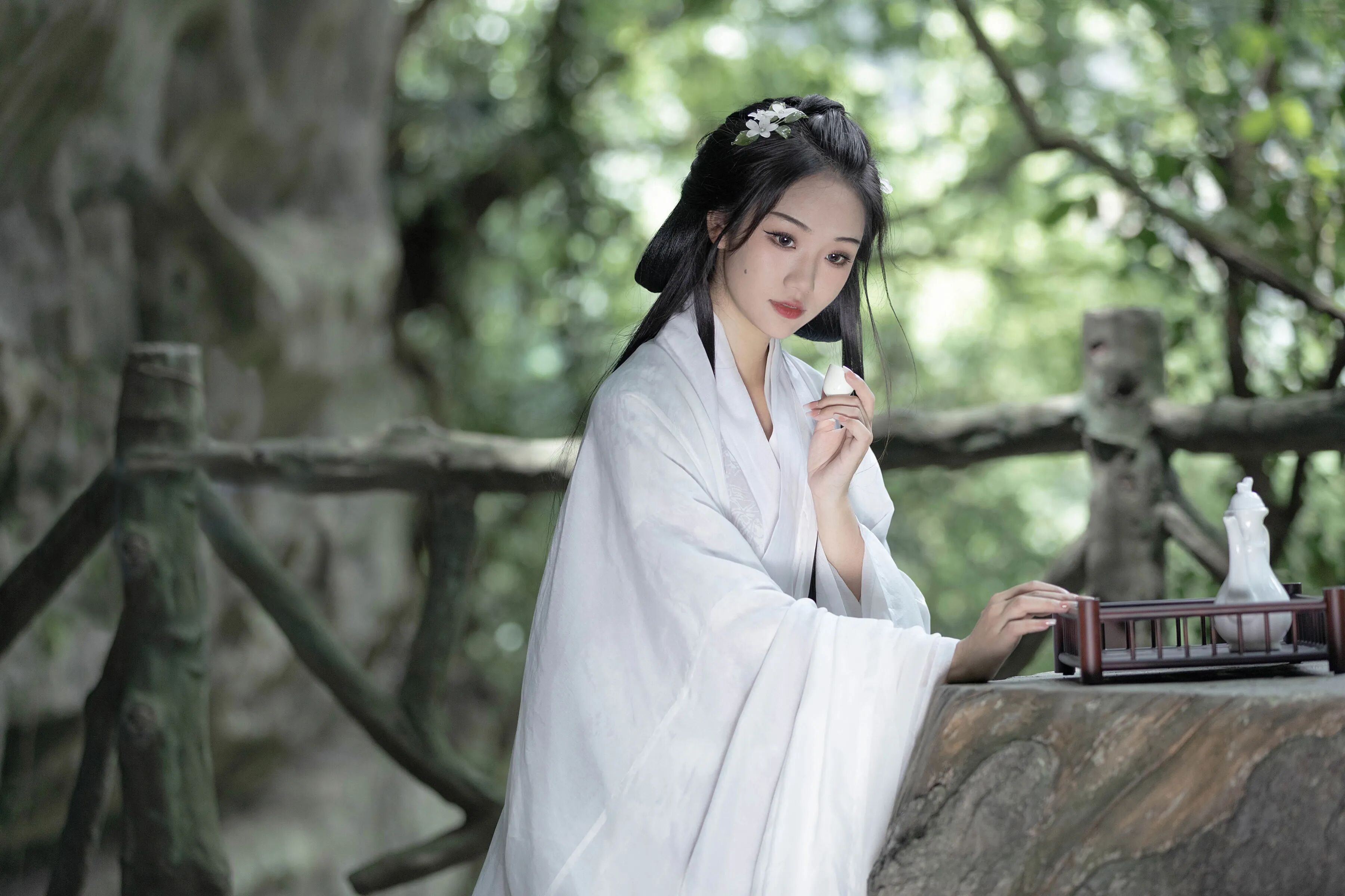 夏日绿荫|白色飘逸汉服石桌拍出清冷仙气 - 第3张 - 汉服颂 夏日绿荫|白色飘逸汉服石桌拍出清冷仙气 - 第3张